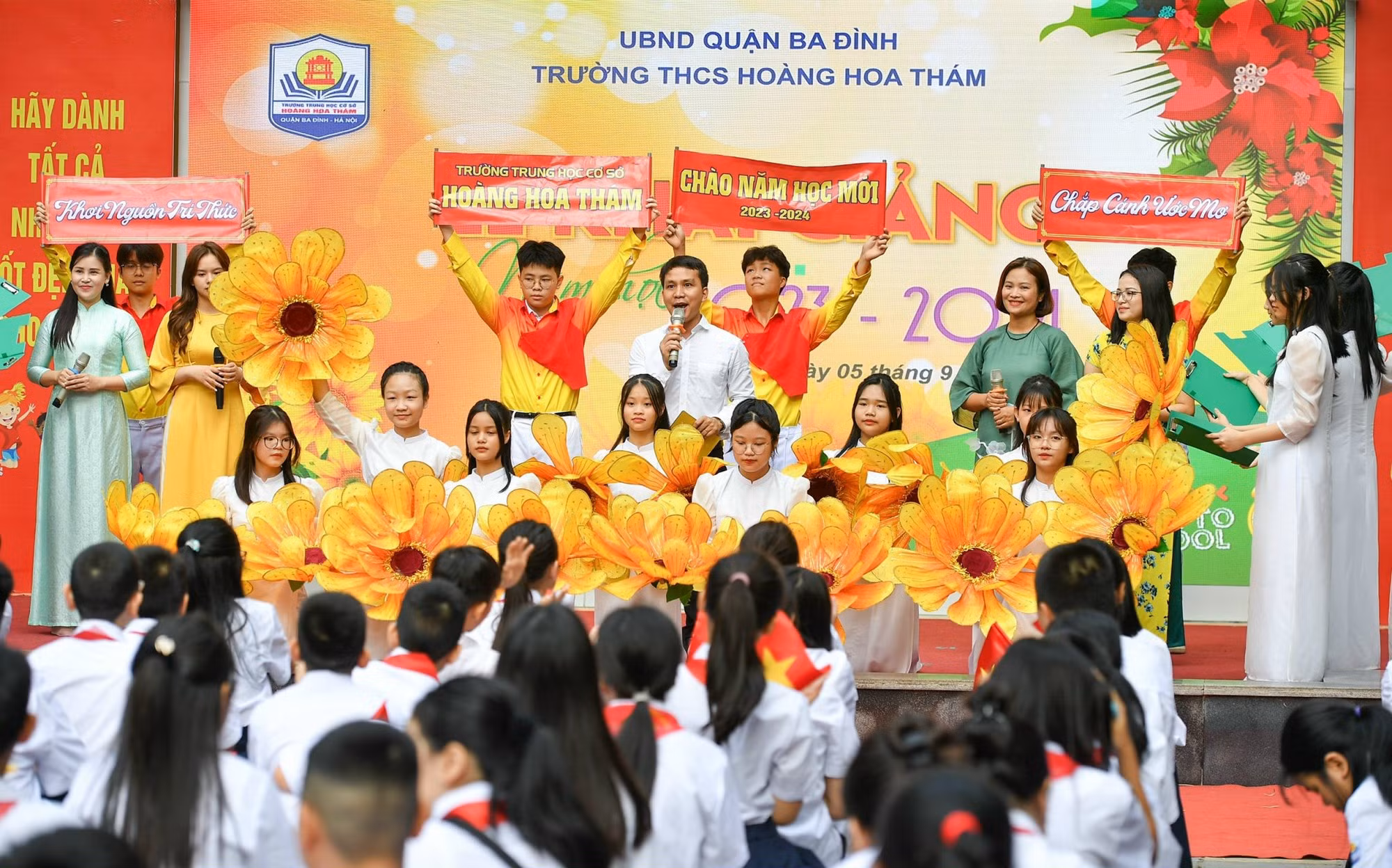 En el distrito de Ba Dinh, en Hanói, profesores y alumnos de la escuela secundaria de Hoang Hoa Tham celebran la ceremonia de inicio del curso escolar.