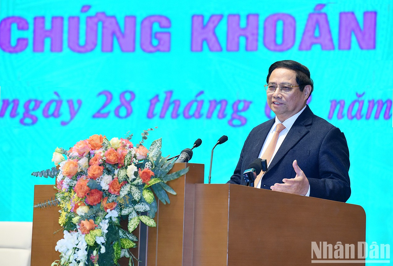 El primer ministro de Vietnam, Pham Minh Chinh, pide impulsar las acciones pertinentes para mejorar la posición del mercado de valores del país desde el nivel marginal a emergente en 2025. El primer ministro de Vietnam, Pham Minh Chinh, pide impulsar las acciones pertinentes para mejorar la posición del mercado de valores del país desde el nivel marginal a emergente en 2025.