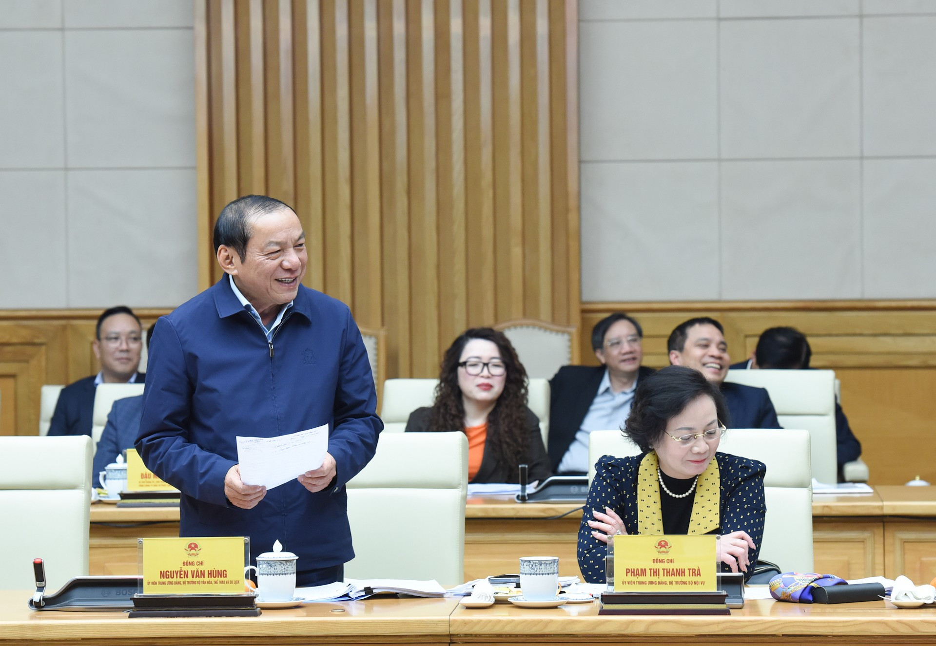 El ministro de Cultura, Deportes y Turismo, Nguyen Van Hung, presenta su opinión. El ministro de Cultura, Deportes y Turismo, Nguyen Van Hung, presenta su opinión.