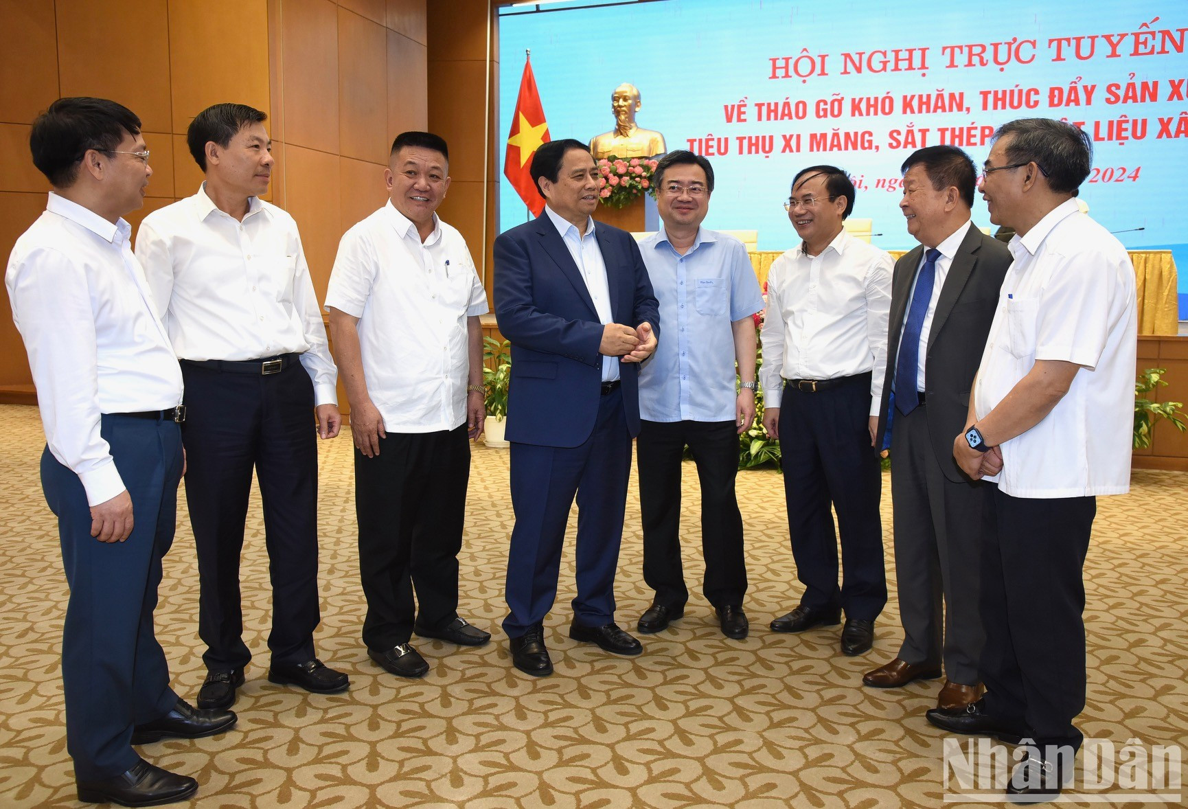 El premier vietnamita (centro) con los delegados.