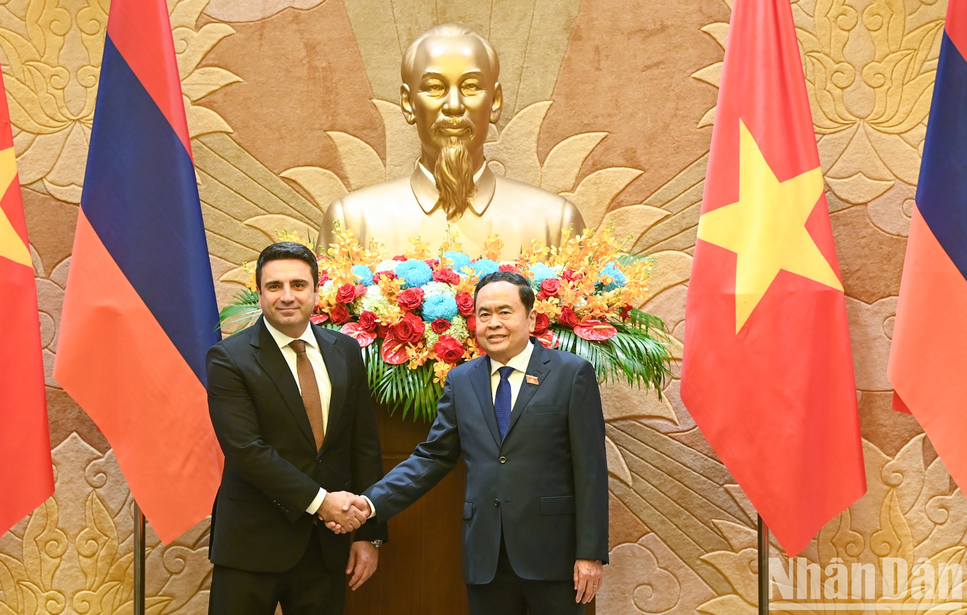 El presidente de la Asamblea Nacional de Vietnam, Tran Thanh Man, recibe a su homólogo armenio, Alen Simonyan.