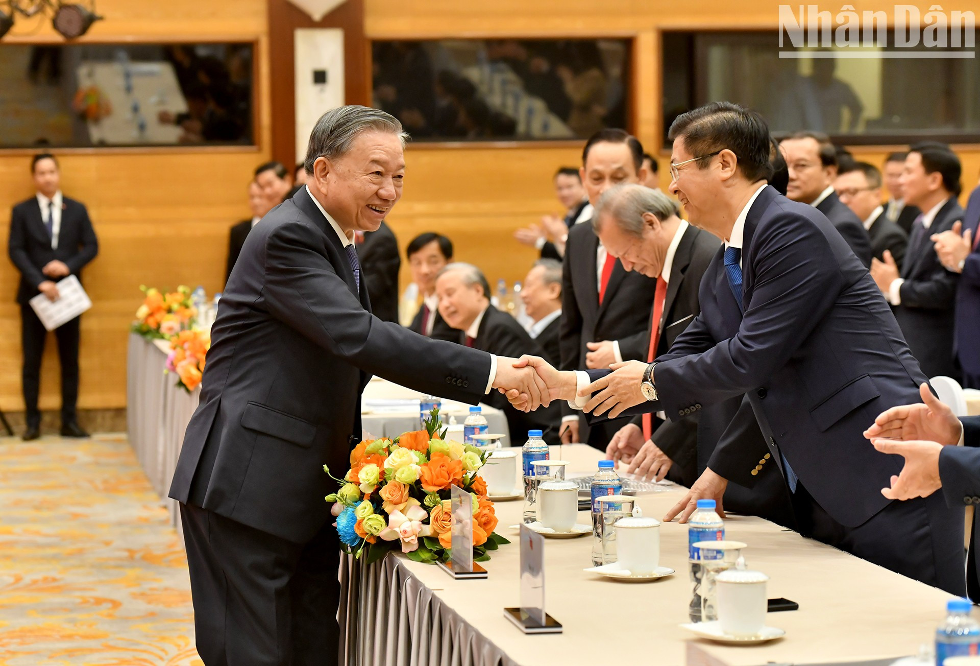 El máximo dirigente partidista de Vietnam, To Lam, saluda a los asistentes a la ceremonia.