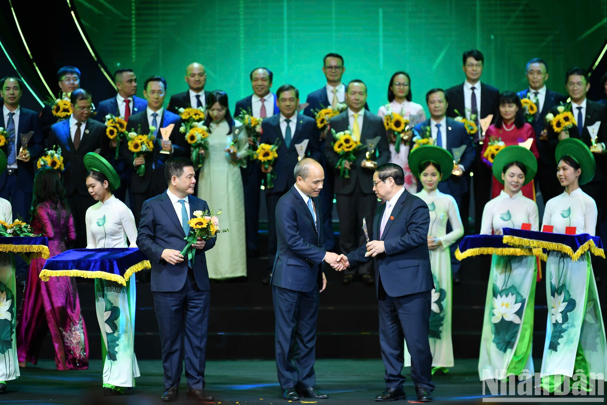 El jefe del Gobierno vietnamita Pham Minh Chinh y el titular Nguyen Hong Dien entregan el logotipo a representantes de las empresas cuyos productos logran la Marca Nacional de Vietnam 2024. El jefe del Gobierno vietnamita Pham Minh Chinh y el titular Nguyen Hong Dien entregan el logotipo a representantes de las empresas cuyos productos logran la Marca Nacional de Vietnam 2024.