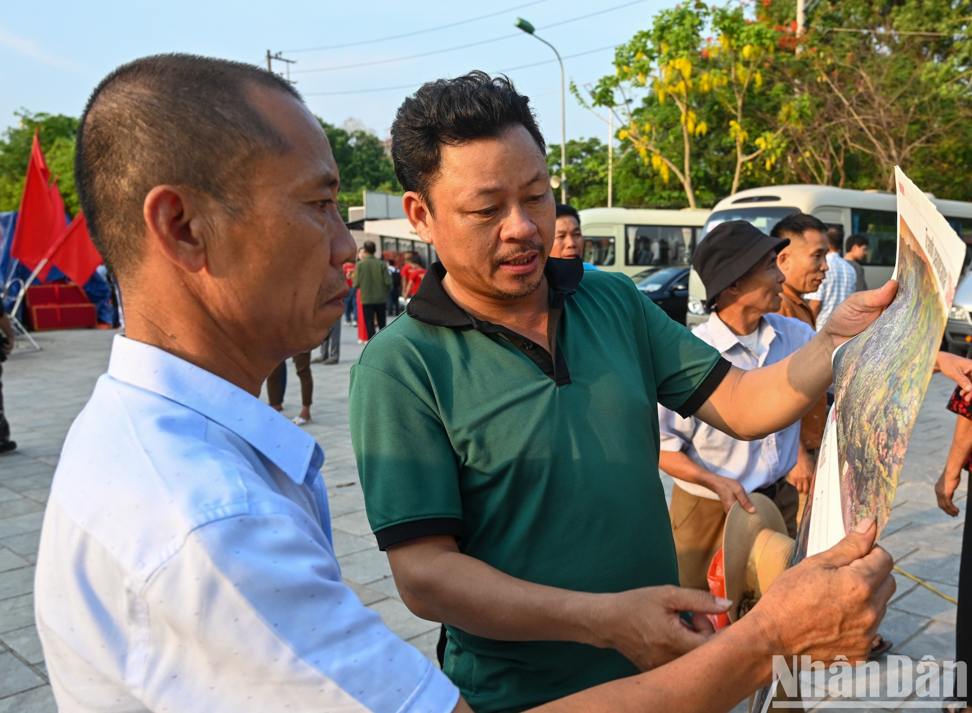 Tran Duc Dung, un turista de Nam Dinh, dice que le impresionó la forma en que estaba elaborado el suplemento y la información que proporcionaba. "Me lo llevaré a casa para exhibirlo como recuerdo de este viaje", dijo.