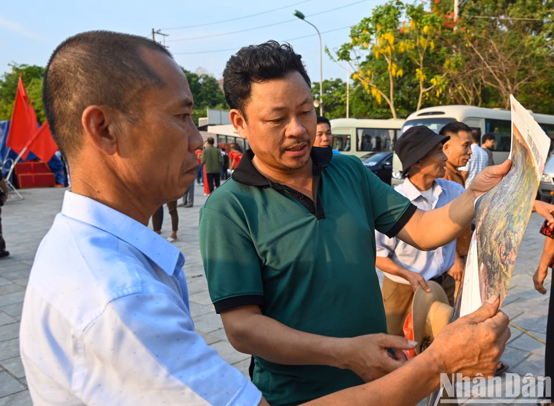 Tran Duc Dung, un turista de Nam Dinh, dice que le impresionó la forma en que estaba elaborado el suplemento y la información que proporcionaba. "Me lo llevaré a casa para exhibirlo como recuerdo de este viaje", dijo.