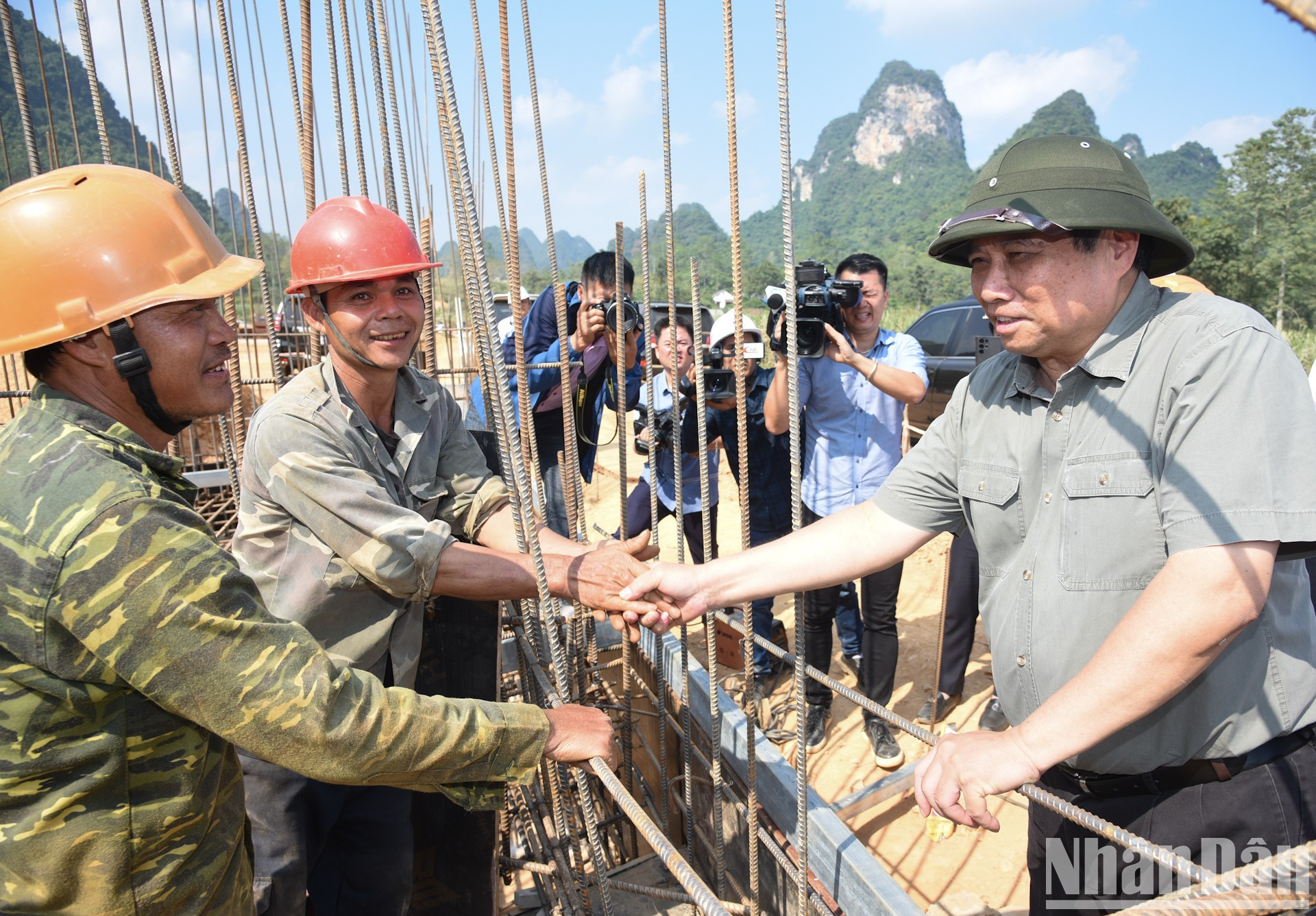El premier saluda a los trabajadores.