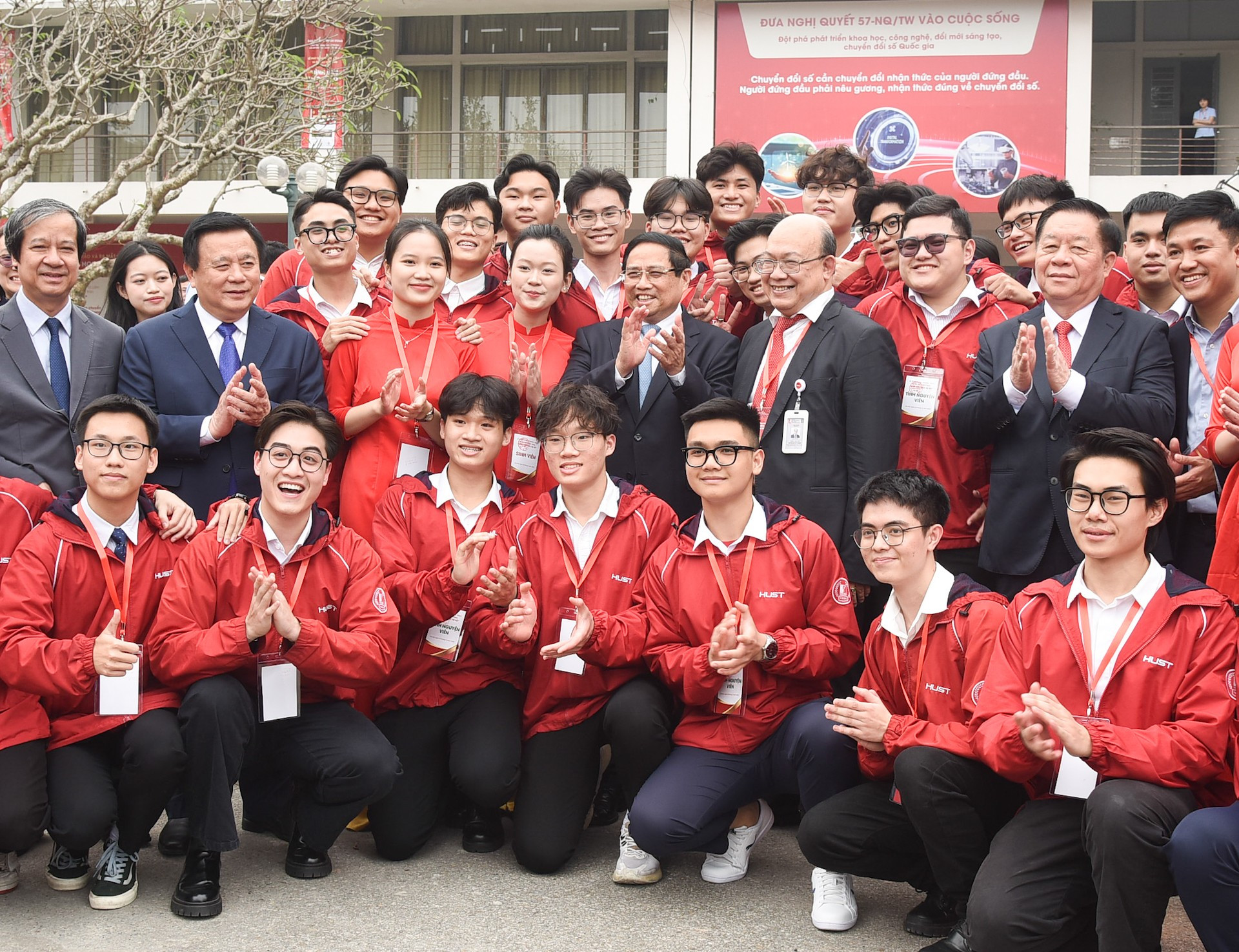 El premier Pham Minh Chinh, junto con los delegados y estudiantes, asisten al acto.