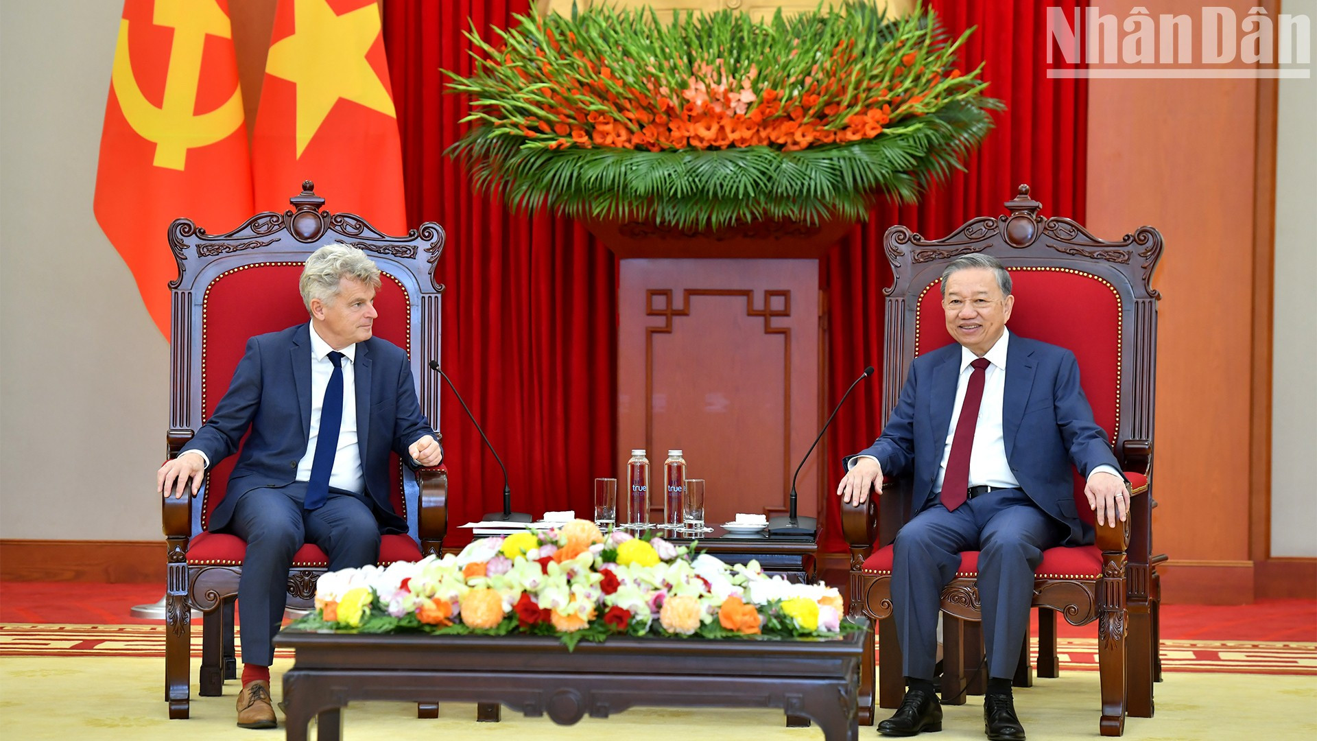 El secretario general del PCV, To Lam, intercambia con el secretario nacional del PCF, Fabien Roussel. El secretario general del PCV, To Lam, intercambia con el secretario nacional del PCF, Fabien Roussel.