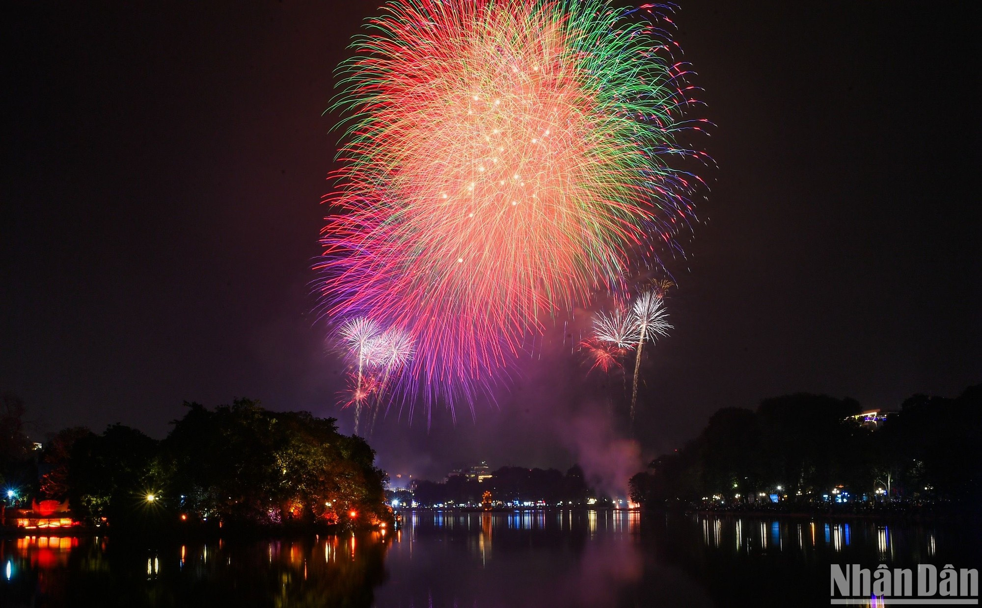 Espectáculos pirotécnicos vistos desde el lago Hoan Kiem, en Hanói. Espectáculos pirotécnicos vistos desde el lago Hoan Kiem, en Hanói.