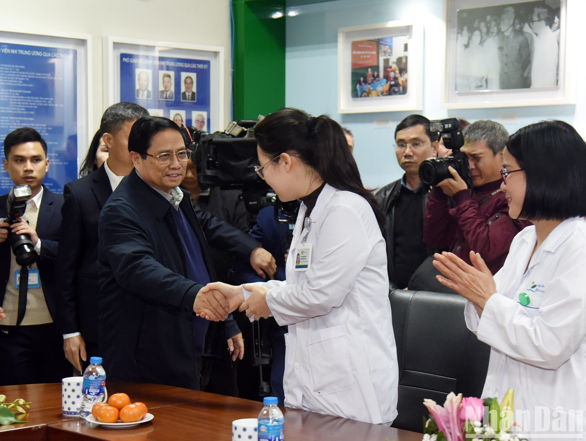 El primer ministro Pham Minh Chinh también visita el Hospital Central de Pediatría.