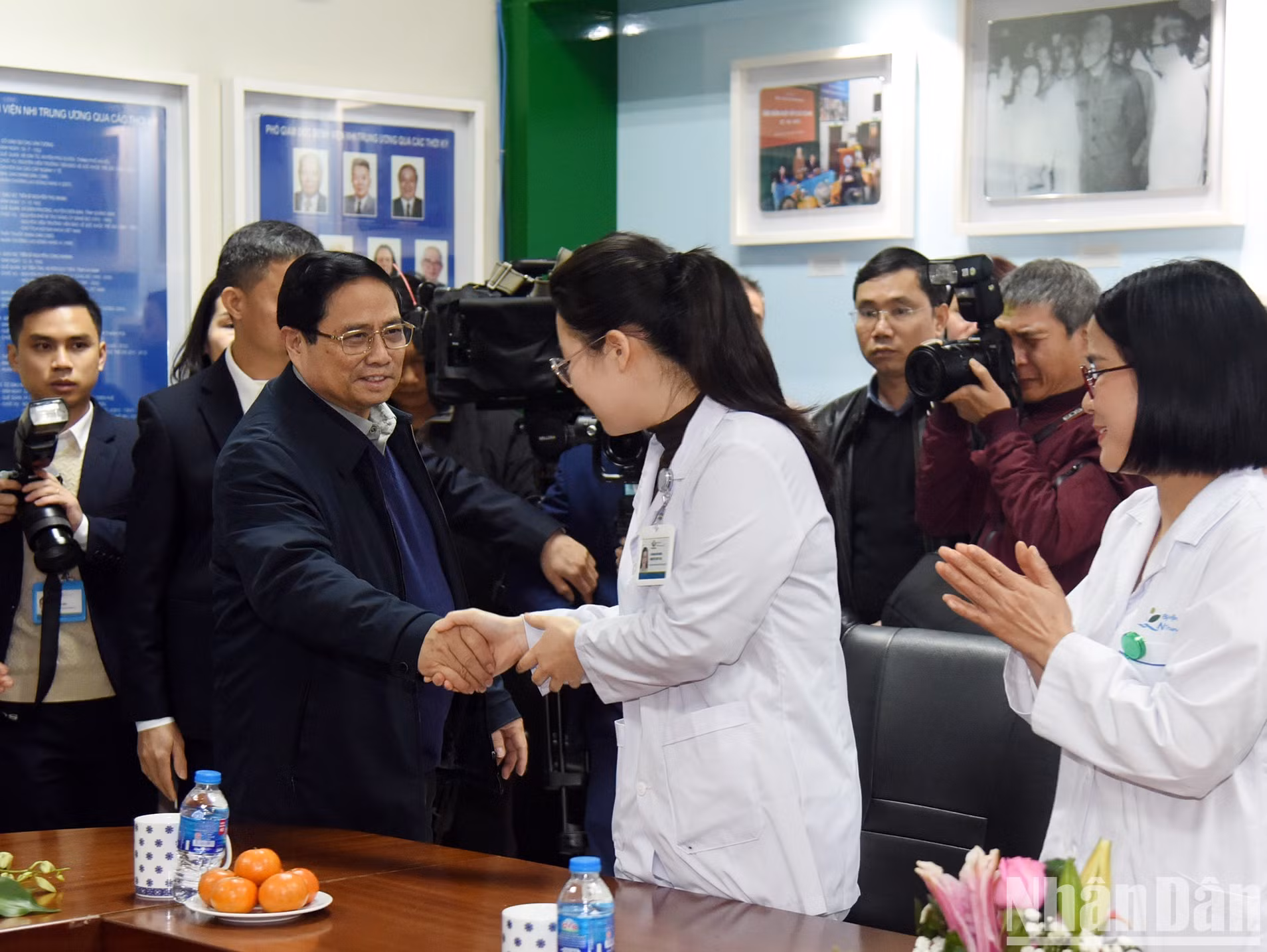 El primer ministro Pham Minh Chinh también visita el Hospital Central de Pediatría. El primer ministro Pham Minh Chinh también visita el Hospital Central de Pediatría.