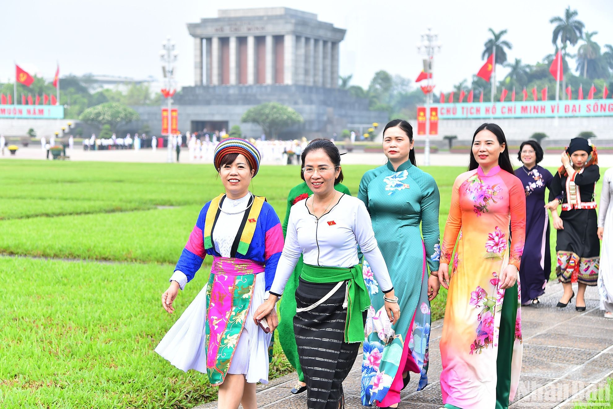 Las delegadas visten trajes tradicionales en la ceremonia de la inauguración del quinto periodo de sesiones del Parlamento de la XV Legislatura. Las delegadas visten trajes tradicionales en la ceremonia de la inauguración del quinto periodo de sesiones del Parlamento de la XV Legislatura.