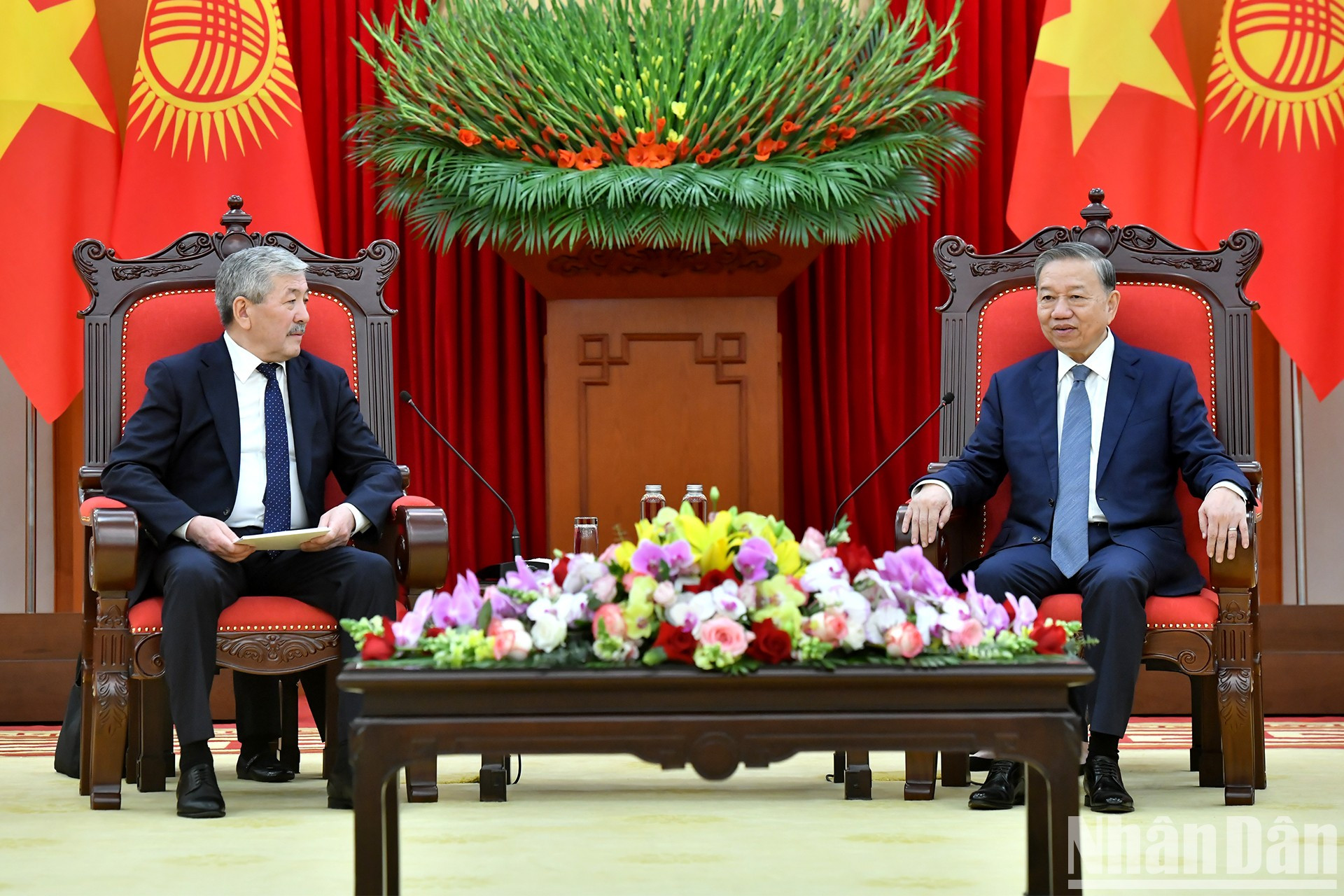 El máximo líder partidista de Vietnam conversa con el premier de Kirguistán. El máximo líder partidista de Vietnam conversa con el premier de Kirguistán.