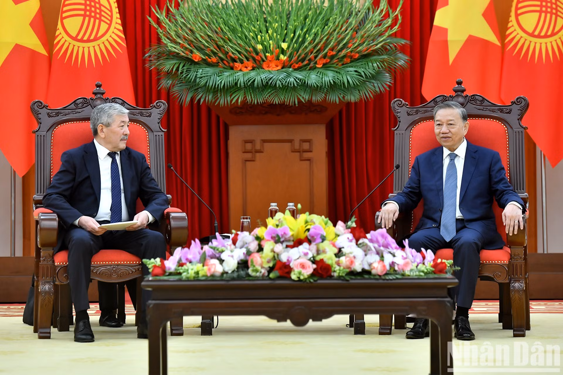 El máximo líder partidista de Vietnam conversa con el premier de Kirguistán.