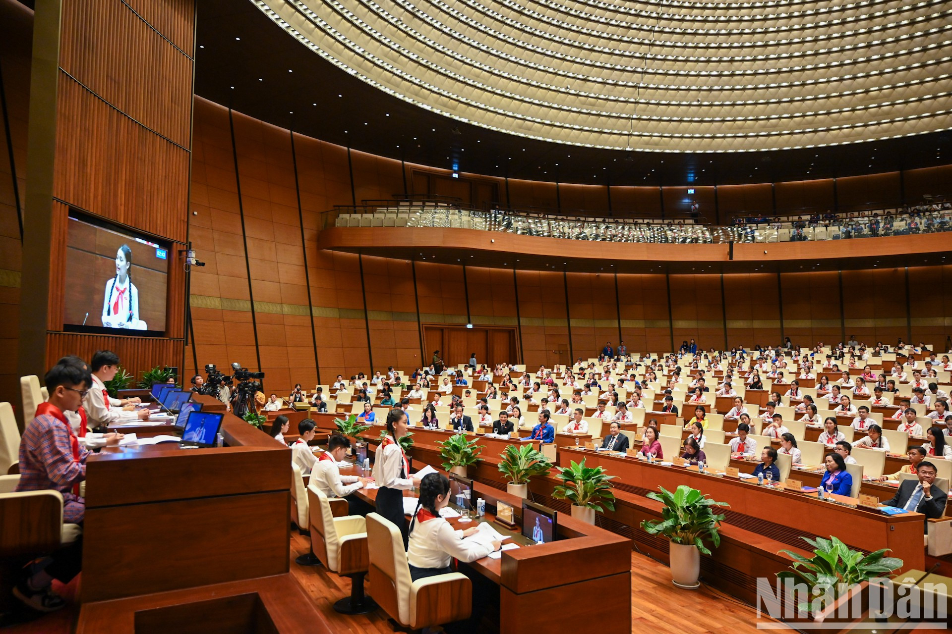 La sesión de interpelación se centra en dos temas: “Prevención y lucha contra la violencia escolar para crear un entorno seguro para los niños” y “Prevención y lucha contra los efectos nocivos del tabaco y estimulantes en el entorno escolar”.