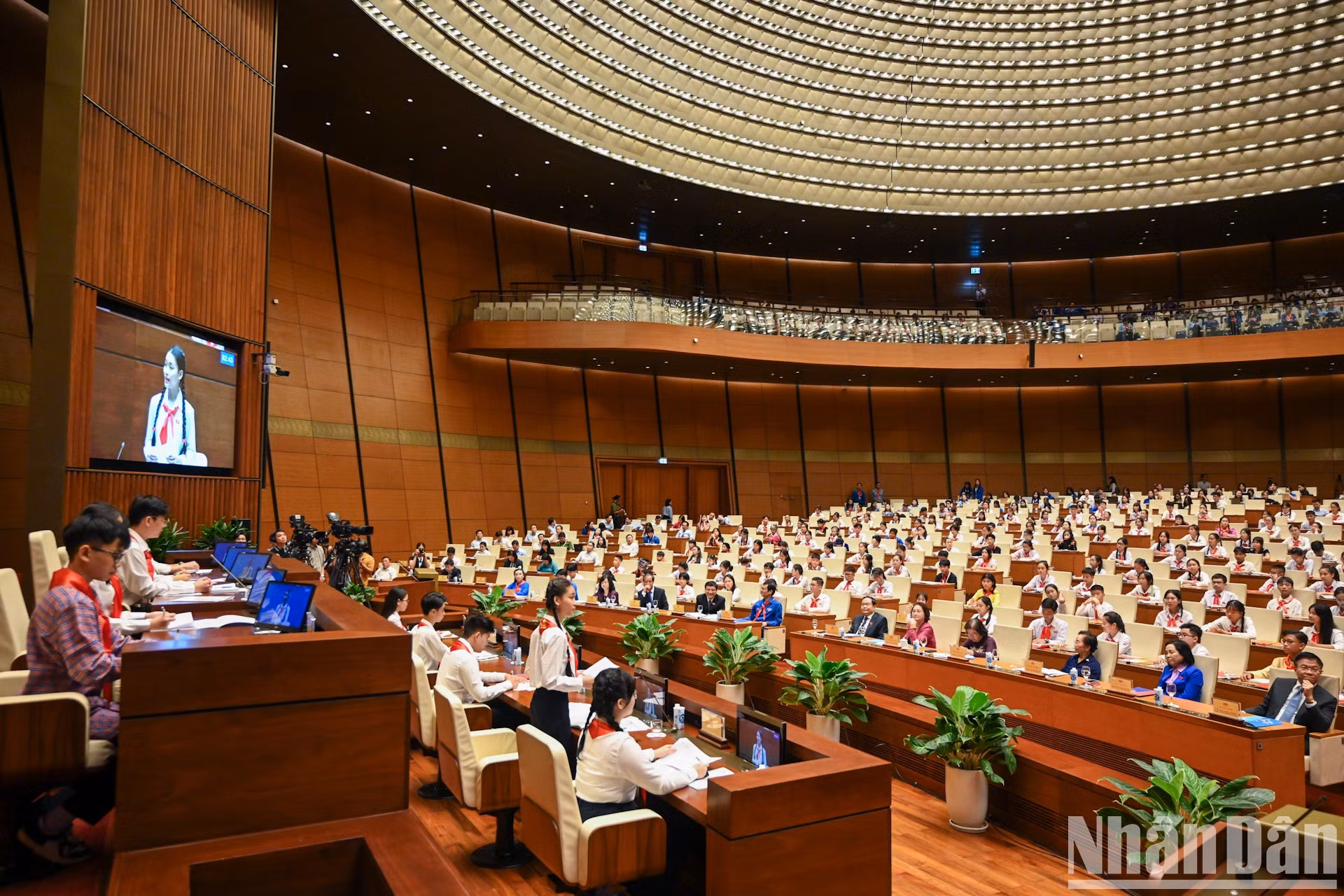 La sesión de interpelación se centra en dos temas: “Prevención y lucha contra la violencia escolar para crear un entorno seguro para los niños” y “Prevención y lucha contra los efectos nocivos del tabaco y estimulantes en el entorno escolar”.
