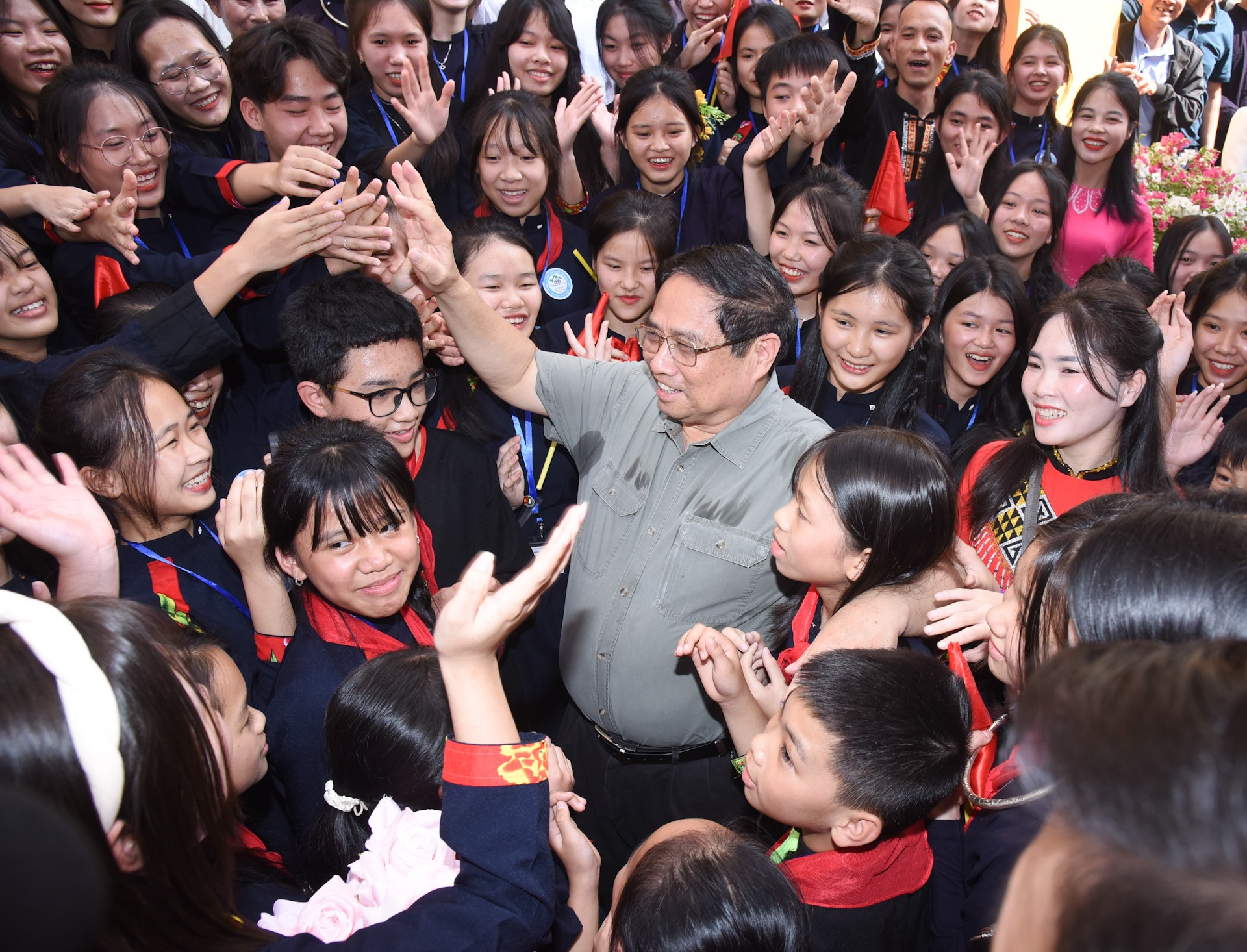El premier Pham Minh Chinh y los estudiantes de la provincia de Lang Son. El premier Pham Minh Chinh y los estudiantes de la provincia de Lang Son.
