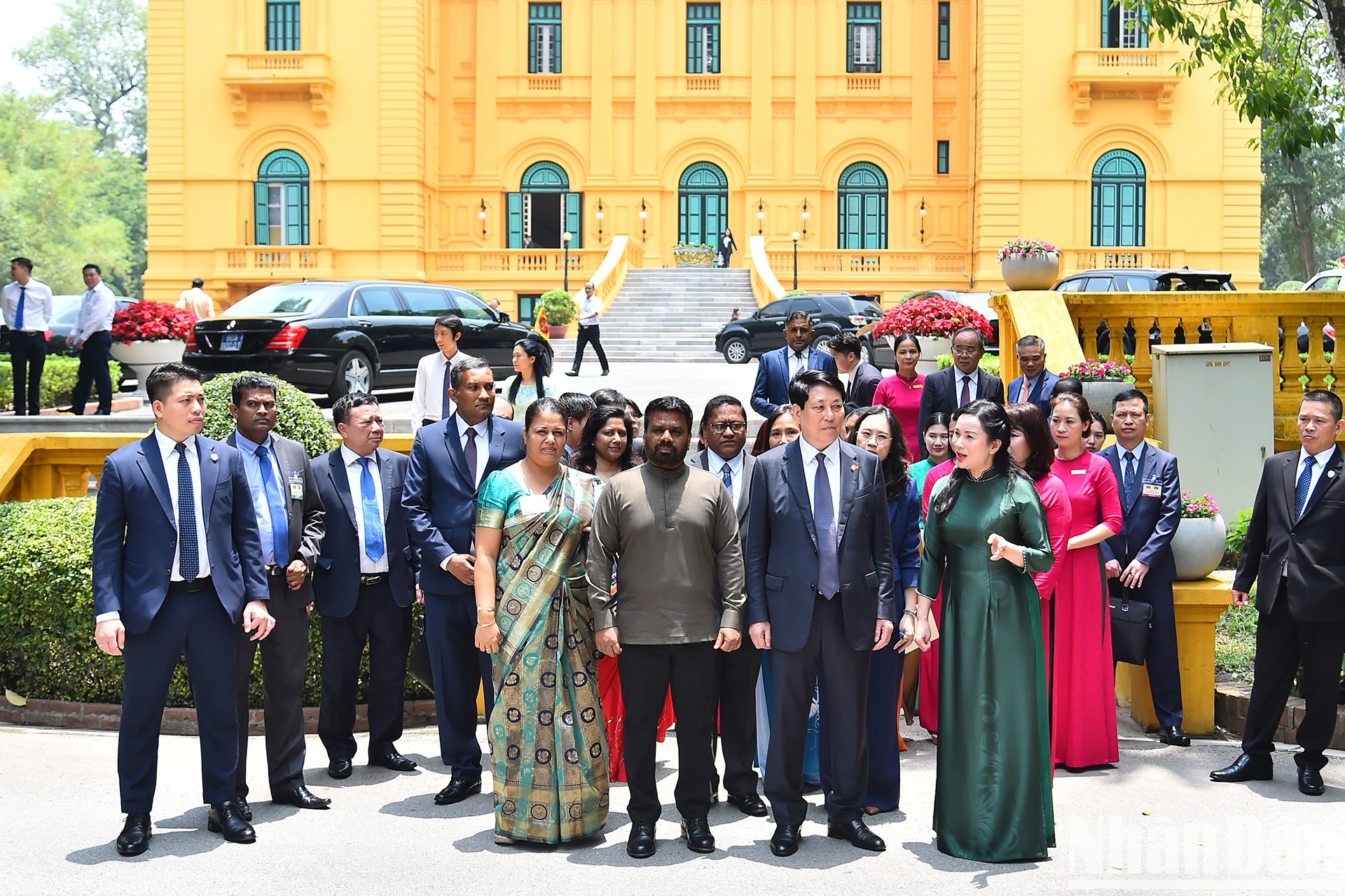 Los dos mandatarios escuchan una presentación sobre la Zona de Reliquias del Presidente Ho Chi Minh en los terrenos del Palacio Presidencial.