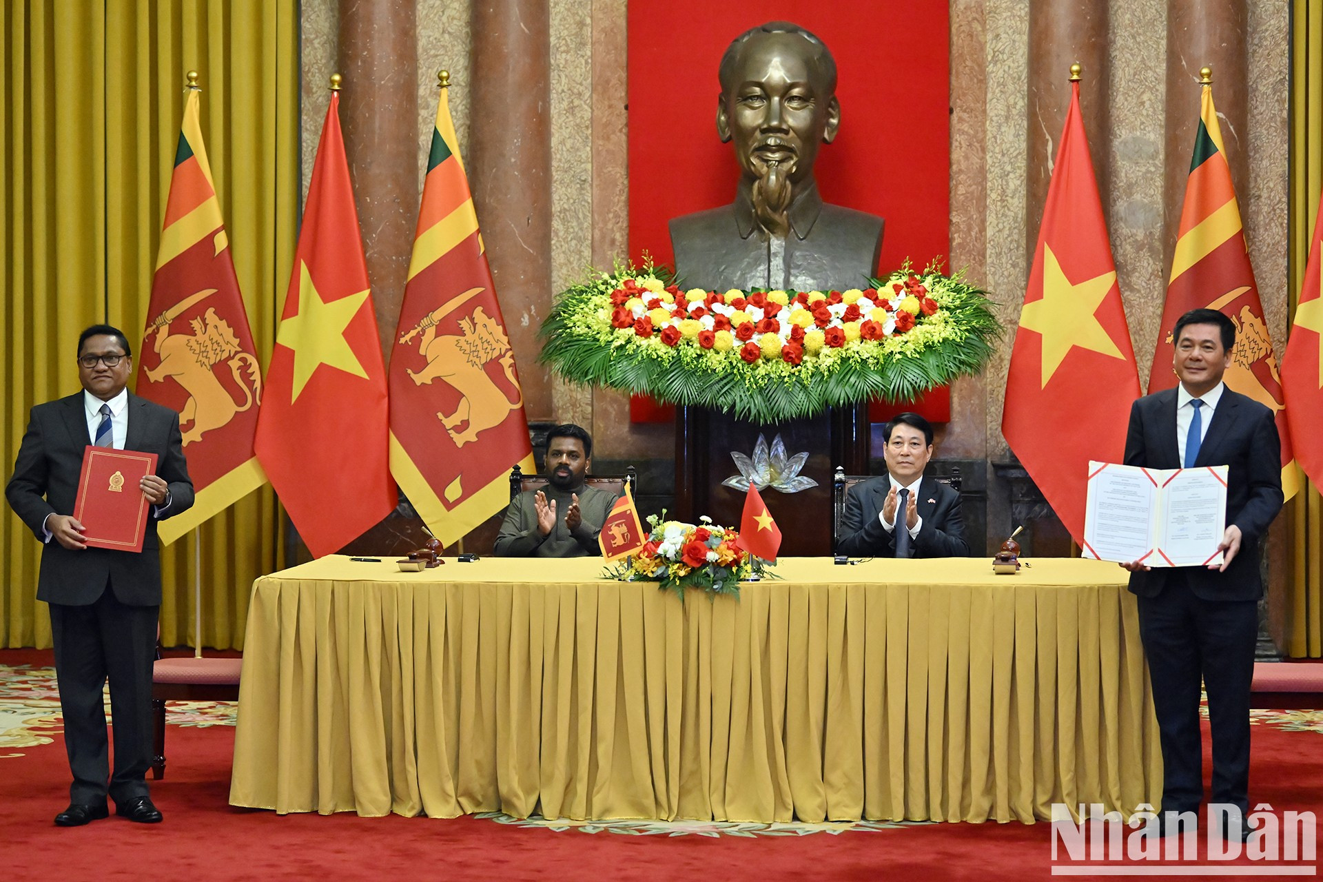 La firma del Memorando de Entendimiento sobre cooperación en la fabricación de maquinaria entre el Ministerio de Industria y Comercio de Vietnam y el Ministerio de Industria y Desarrollo Empresarial de Sri Lanka.