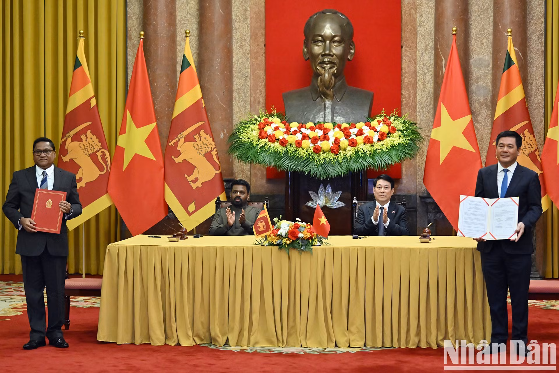 La firma del Memorando de Entendimiento sobre cooperación en la fabricación de maquinaria entre el Ministerio de Industria y Comercio de Vietnam y el Ministerio de Industria y Desarrollo Empresarial de Sri Lanka.