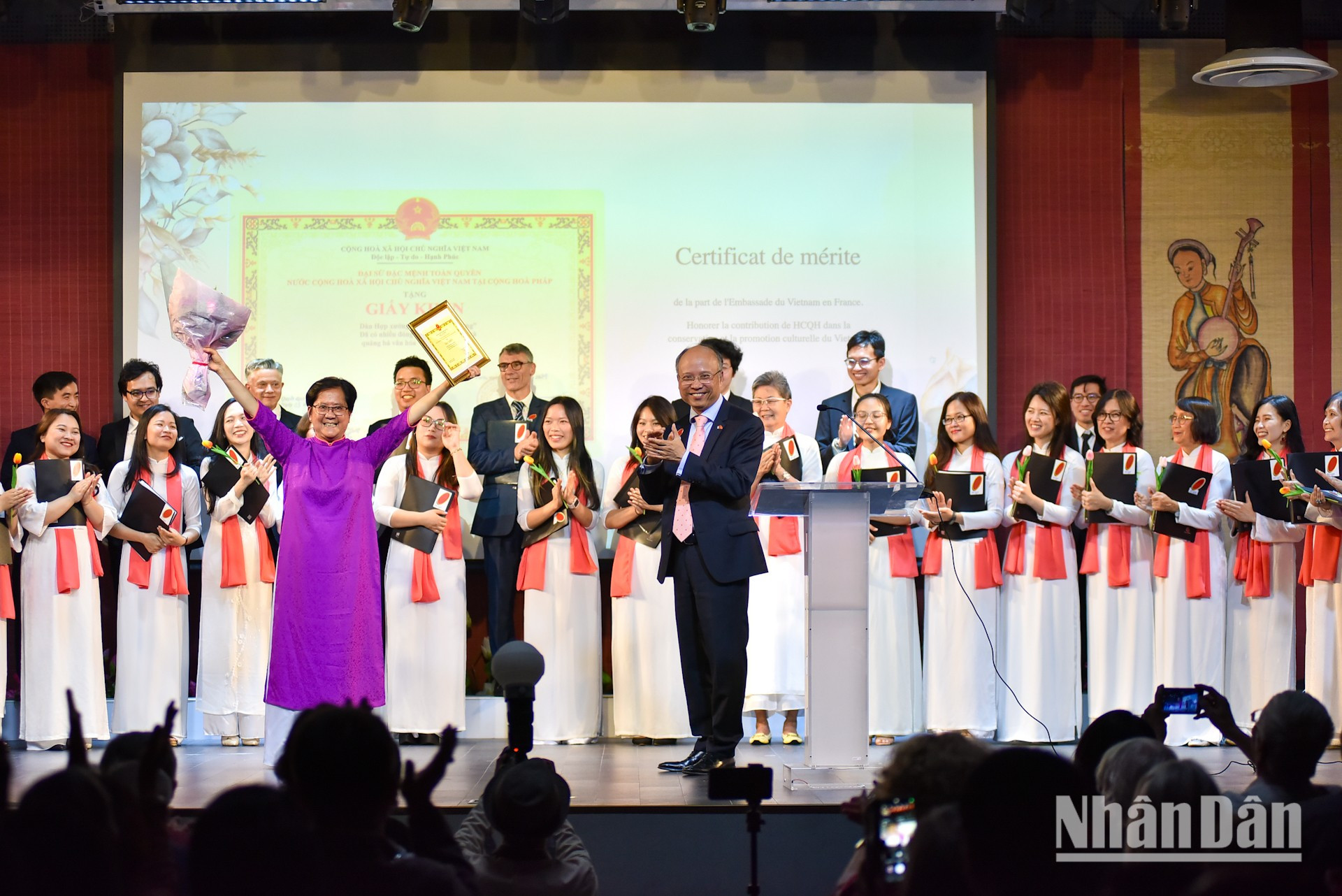Por sus contribuciones a la promoción de la cultura, la música y el arte de Vietnam en Francia, el Coro Que Huong recibe el certificado de mérito, entregado por la misión diplomática vietnamita en París. Por sus contribuciones a la promoción de la cultura, la música y el arte de Vietnam en Francia, el Coro Que Huong recibe el certificado de mérito, entregado por la misión diplomática vietnamita en París.