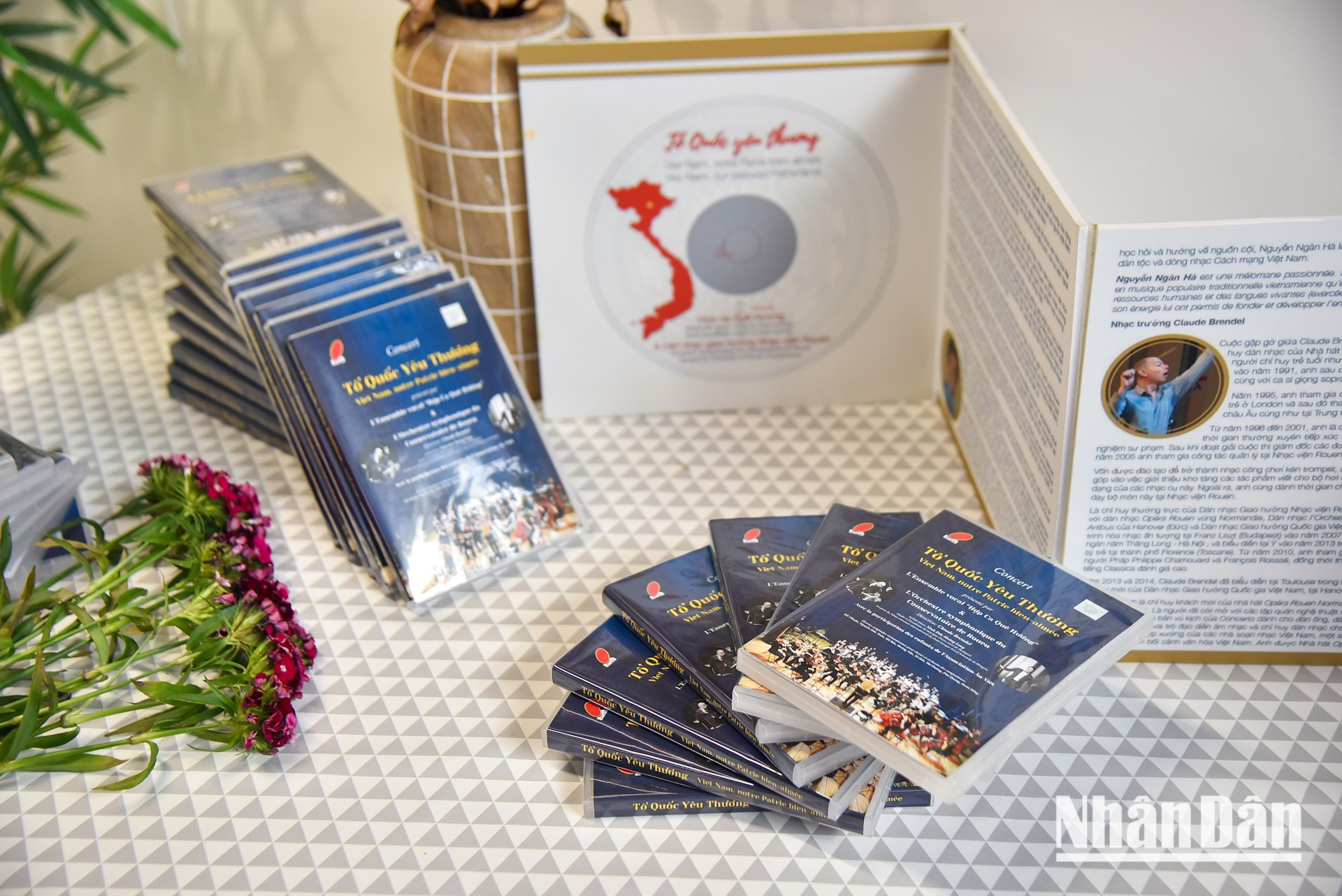 Las actuaciones musicales del Coro Que Huong atraen la atención de la comunidad vietnamita en Francia. Las actuaciones musicales del Coro Que Huong atraen la atención de la comunidad vietnamita en Francia.