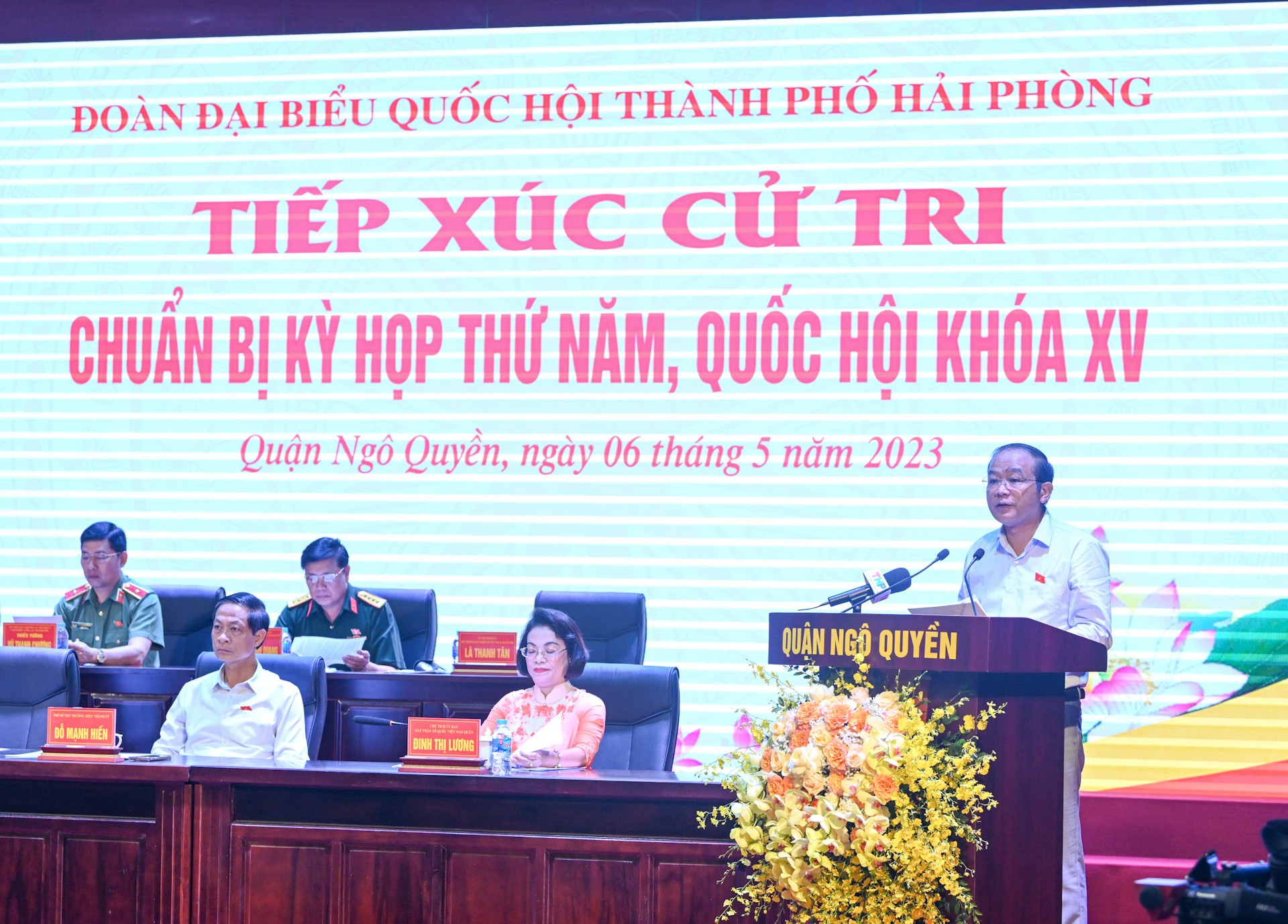El jefe adjunto de la delegación de la Asamblea Nacional de la ciudad de Hai Phong, La Thanh Tan, presenta un informe.