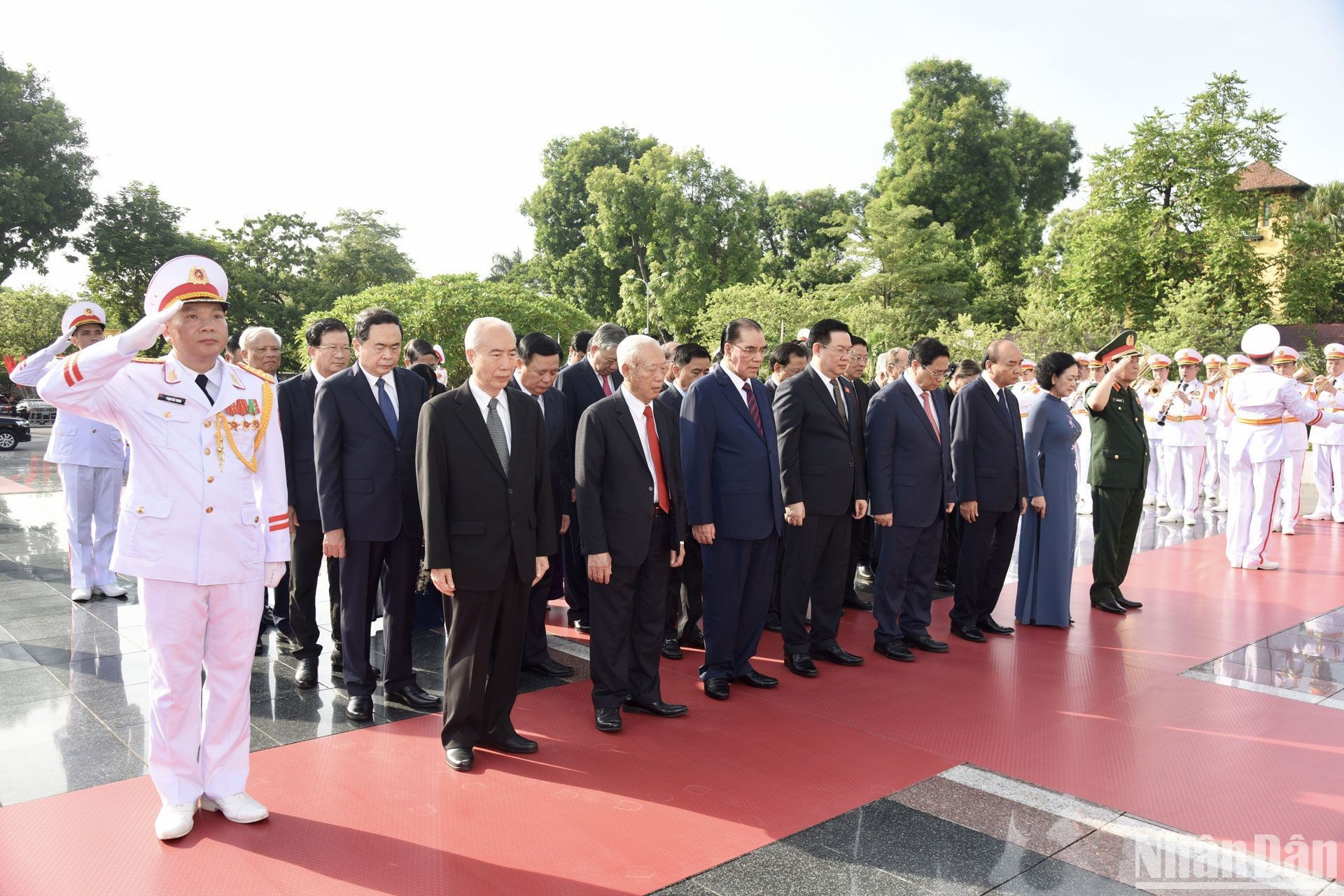 Dirigentes del Partido, el Estado y el Frente de la Patria del país rindieron homenaje al Presidente Ho Chi Minh y los héroes y mártires. Dirigentes del Partido, el Estado y el Frente de la Patria del país rindieron homenaje al Presidente Ho Chi Minh y los héroes y mártires.