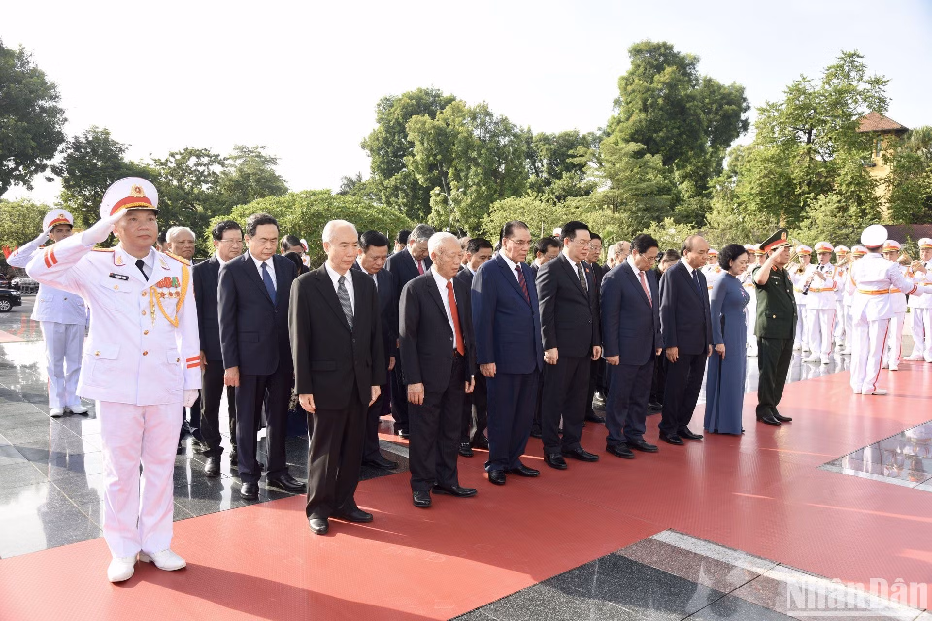 Dirigentes del Partido, el Estado y el Frente de la Patria del país rindieron homenaje al Presidente Ho Chi Minh y los héroes y mártires.