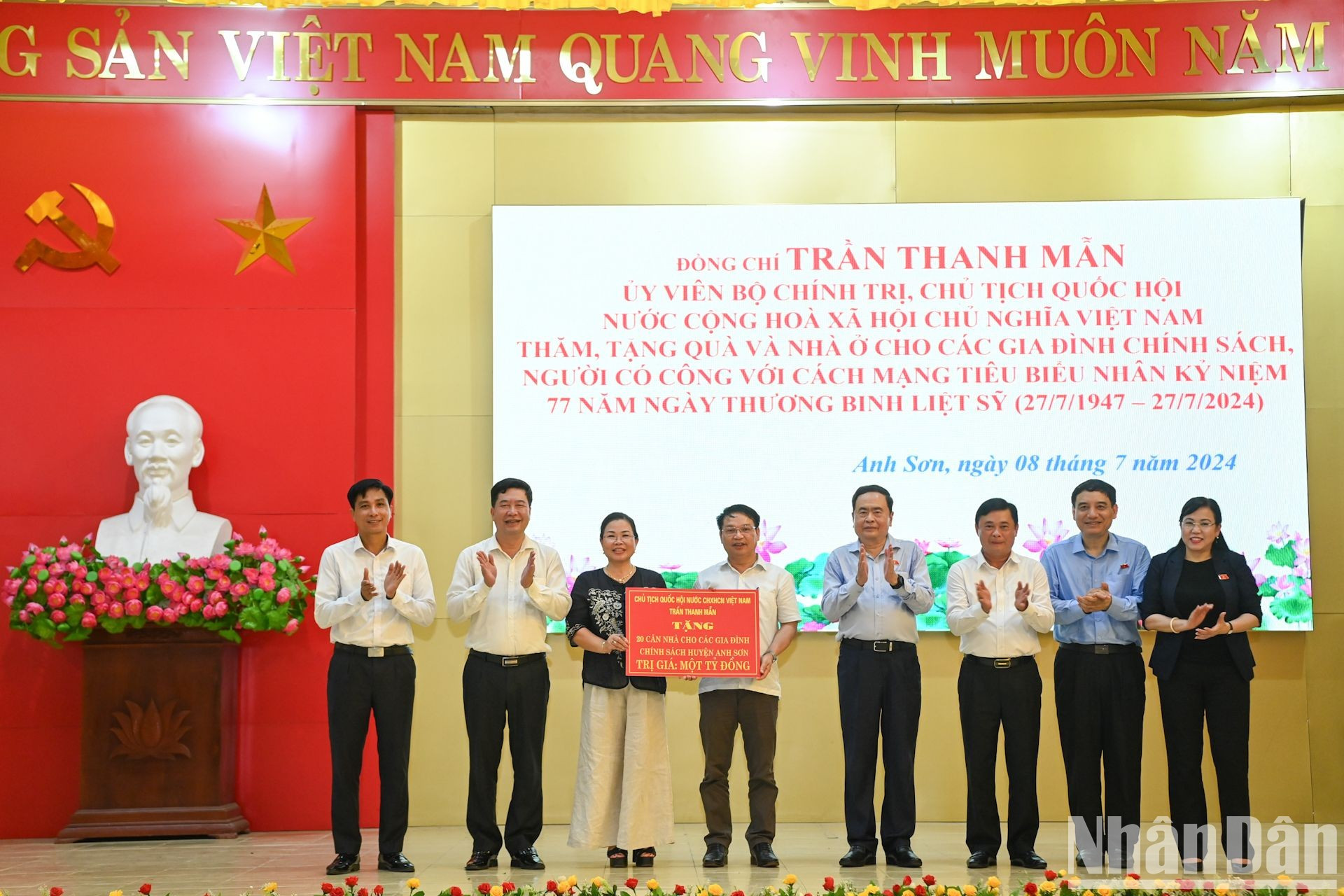 El presidente de la Asamblea Nacional, Tran Thanh Man, presencia la donación de fondos para construir 20 casas para familias beneficiarias de políticas sociales en el distrito de Anh Son. El presidente de la Asamblea Nacional, Tran Thanh Man, presencia la donación de fondos para construir 20 casas para familias beneficiarias de políticas sociales en el distrito de Anh Son.