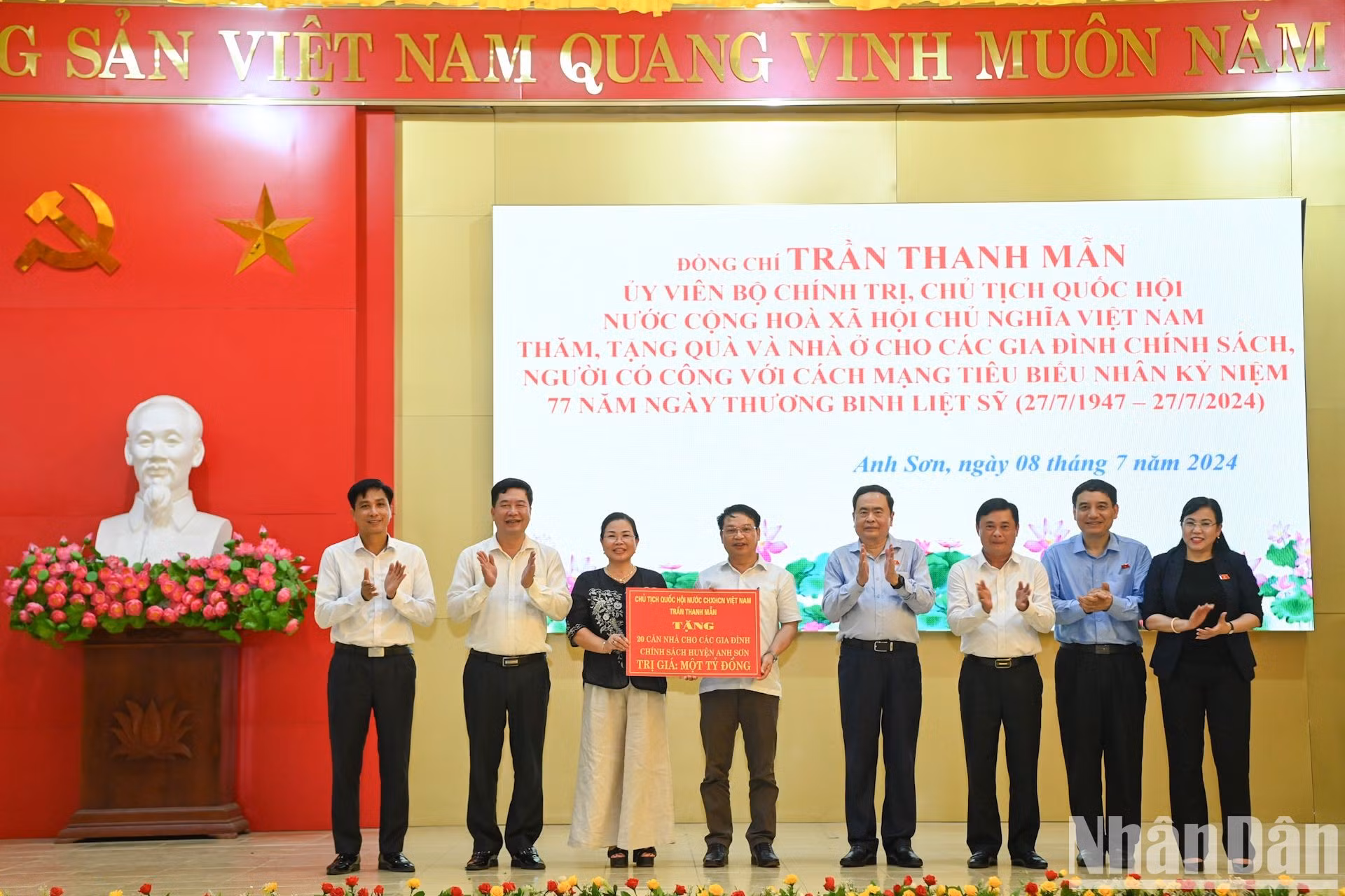 El presidente de la Asamblea Nacional, Tran Thanh Man, presencia la donación de fondos para construir 20 casas para familias beneficiarias de políticas sociales en el distrito de Anh Son.