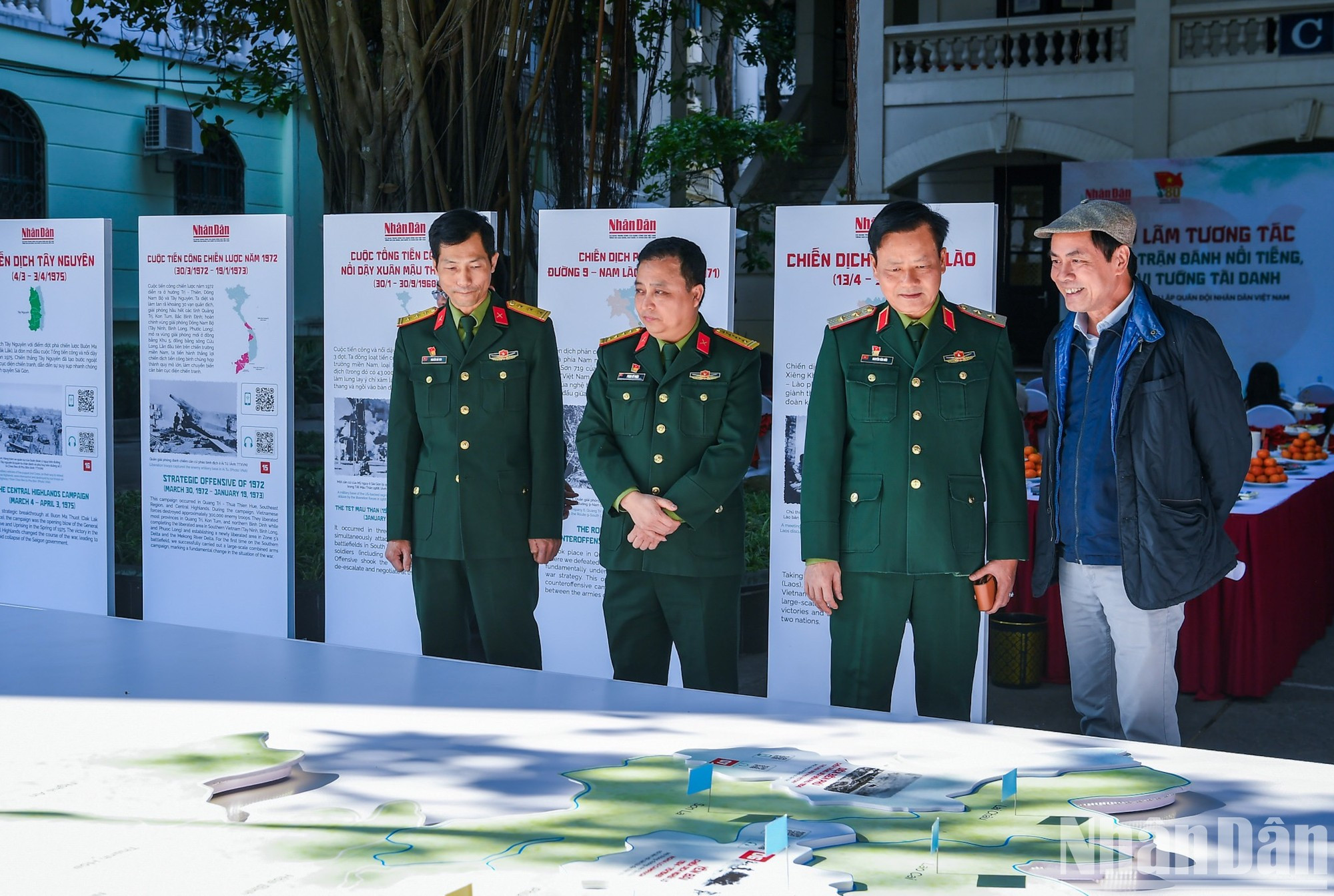 Los visitantes pueden escanear el código QR integrado en cada imagen o diagrama de batalla para conocer más información e imágenes visuales de batallas famosas y las huellas que han dejado generales famosos en la historia nacional. Los visitantes pueden escanear el código QR integrado en cada imagen o diagrama de batalla para conocer más información e imágenes visuales de batallas famosas y las huellas que han dejado generales famosos en la historia nacional.