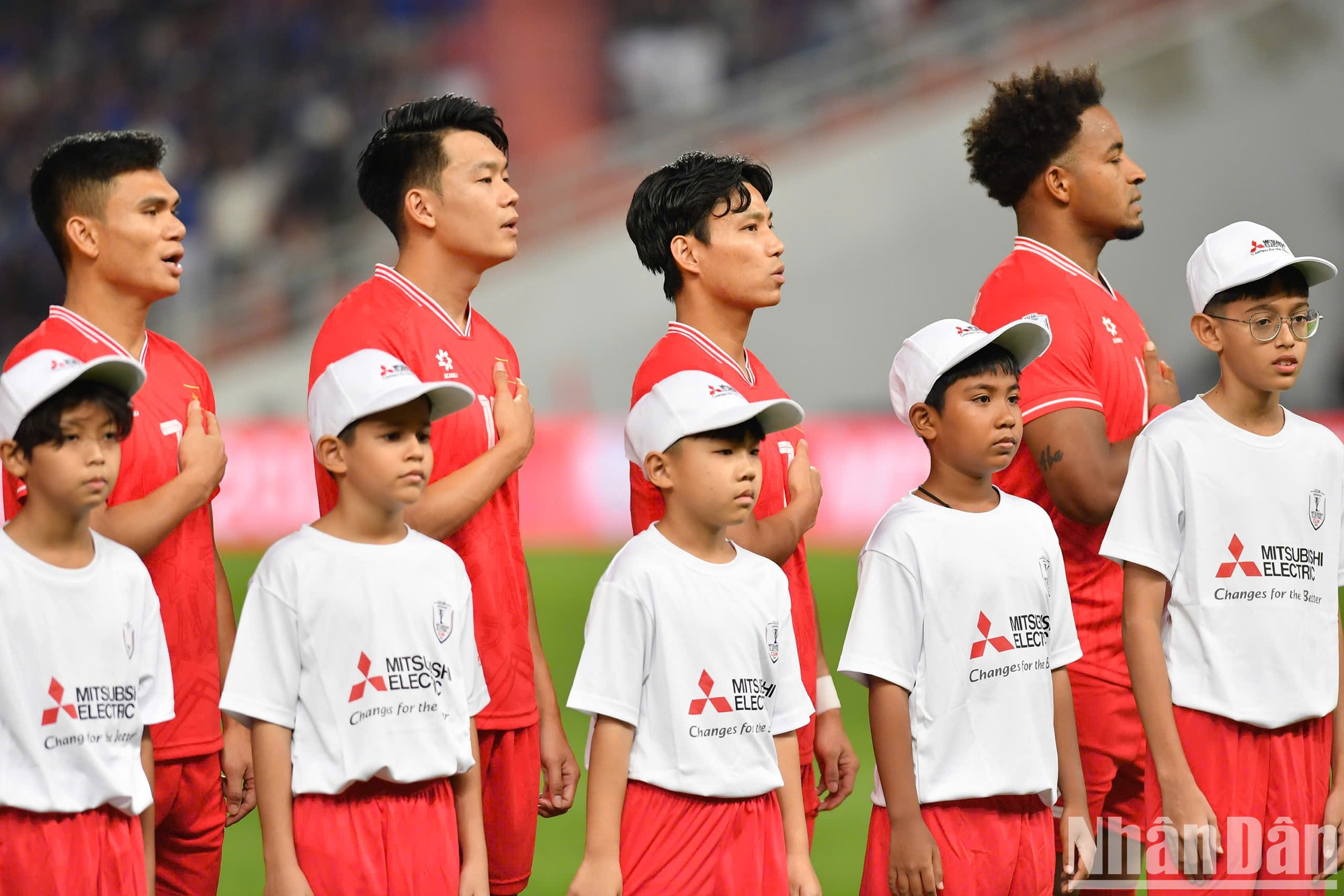 Los futbolistas vietnamitas saludan a la bandera y cantan el himno nacional antes de empezar el partido final. Los futbolistas vietnamitas saludan a la bandera y cantan el himno nacional antes de empezar el partido final.