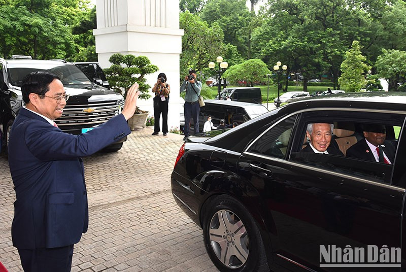 El jefe del gobierno vietnamita se despide de su homólogo singapurense.