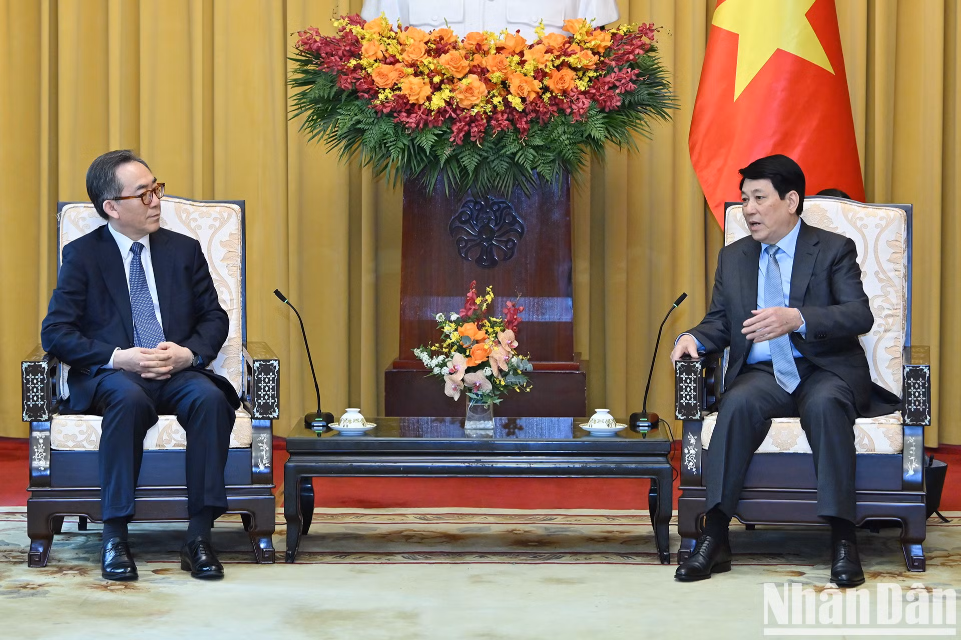 El jefe del Estado vietnamita intercambia con el canciller surcoreano.