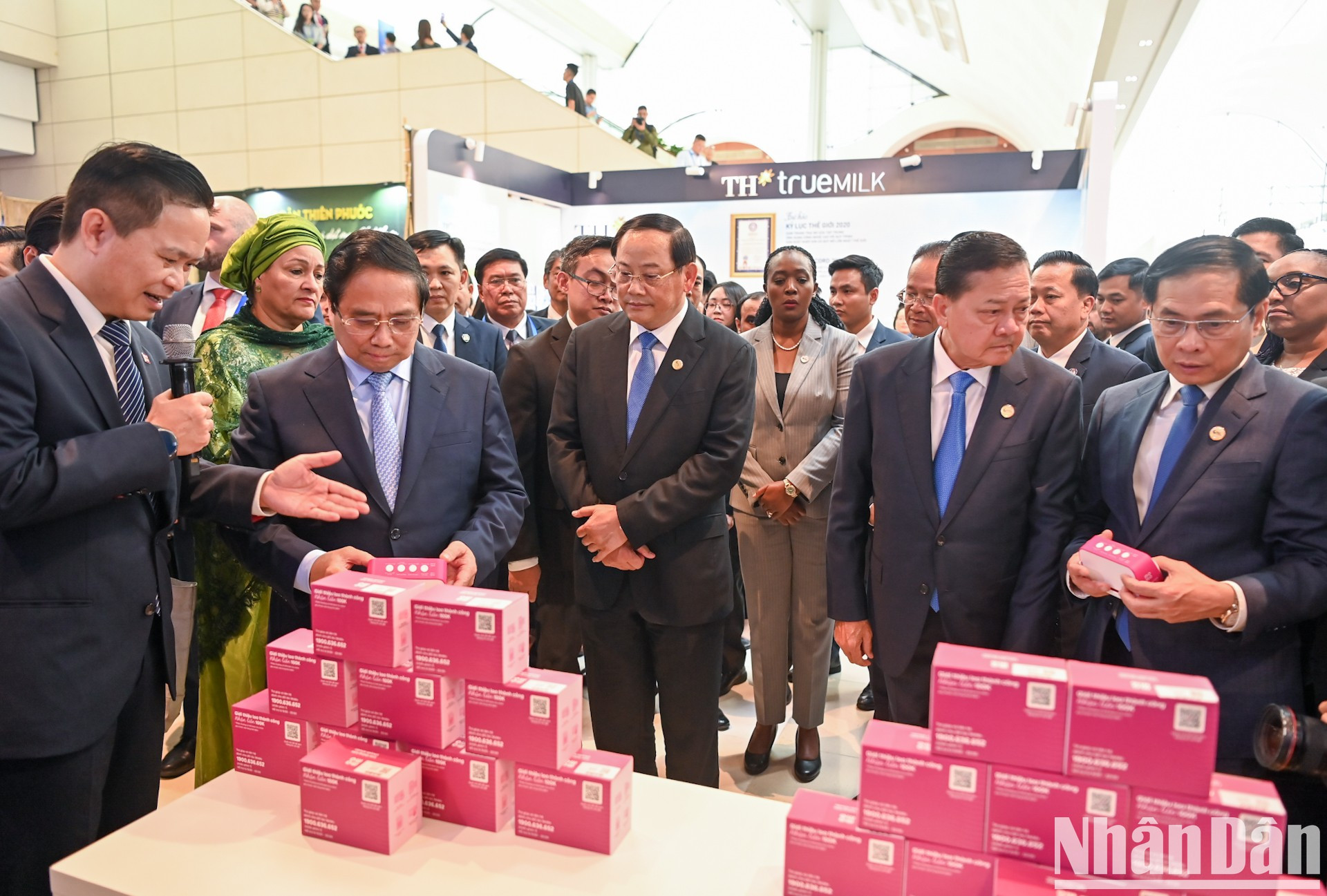 Un representante de la aplicación de billetera electrónica Momo presenta su producto al premier vietnamita Pham Minh Chinh y a los delegados. Un representante de la aplicación de billetera electrónica Momo presenta su producto al premier vietnamita Pham Minh Chinh y a los delegados.