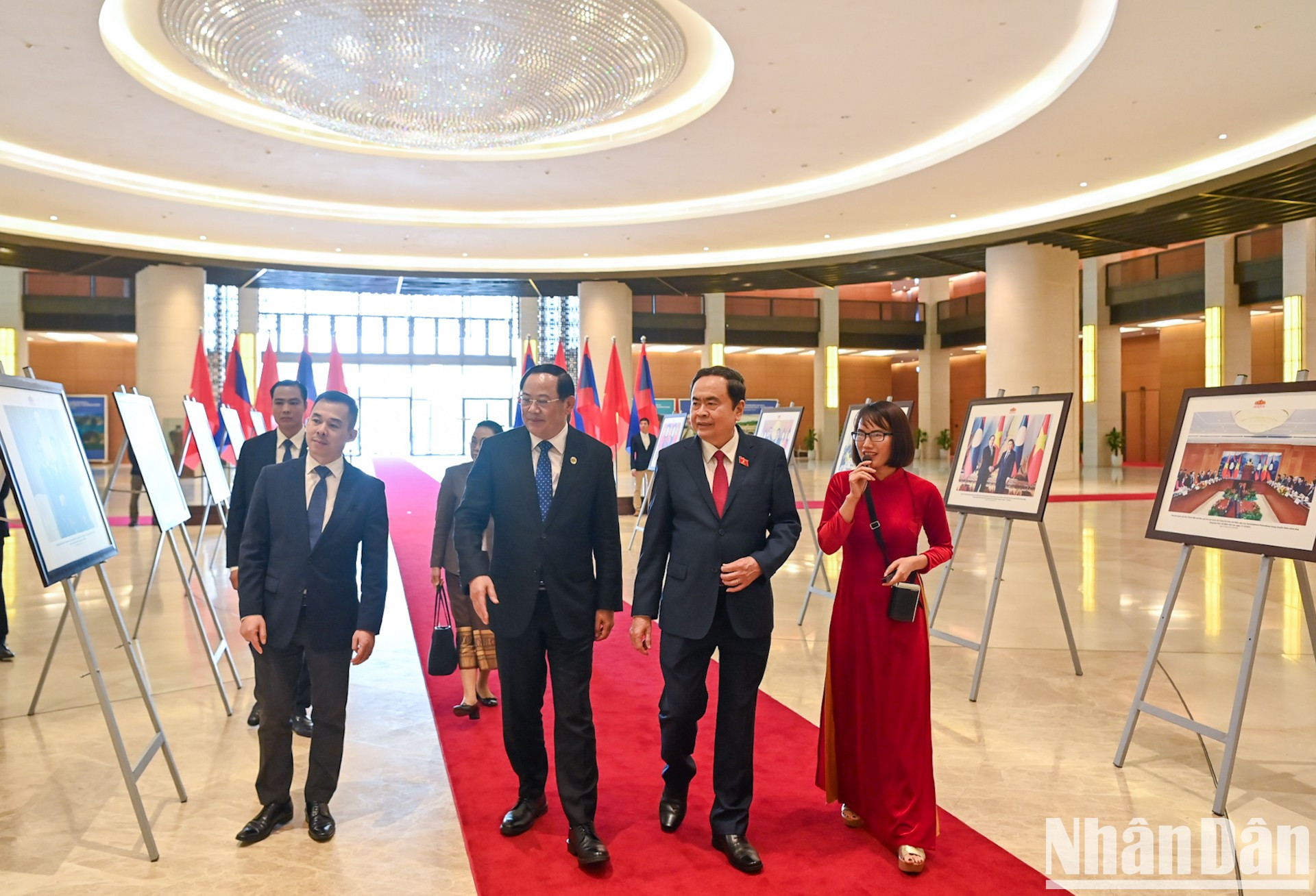 Ambos dirigentes visitan una exposición sobre las relaciones bilaterales. Ambos dirigentes visitan una exposición sobre las relaciones bilaterales.