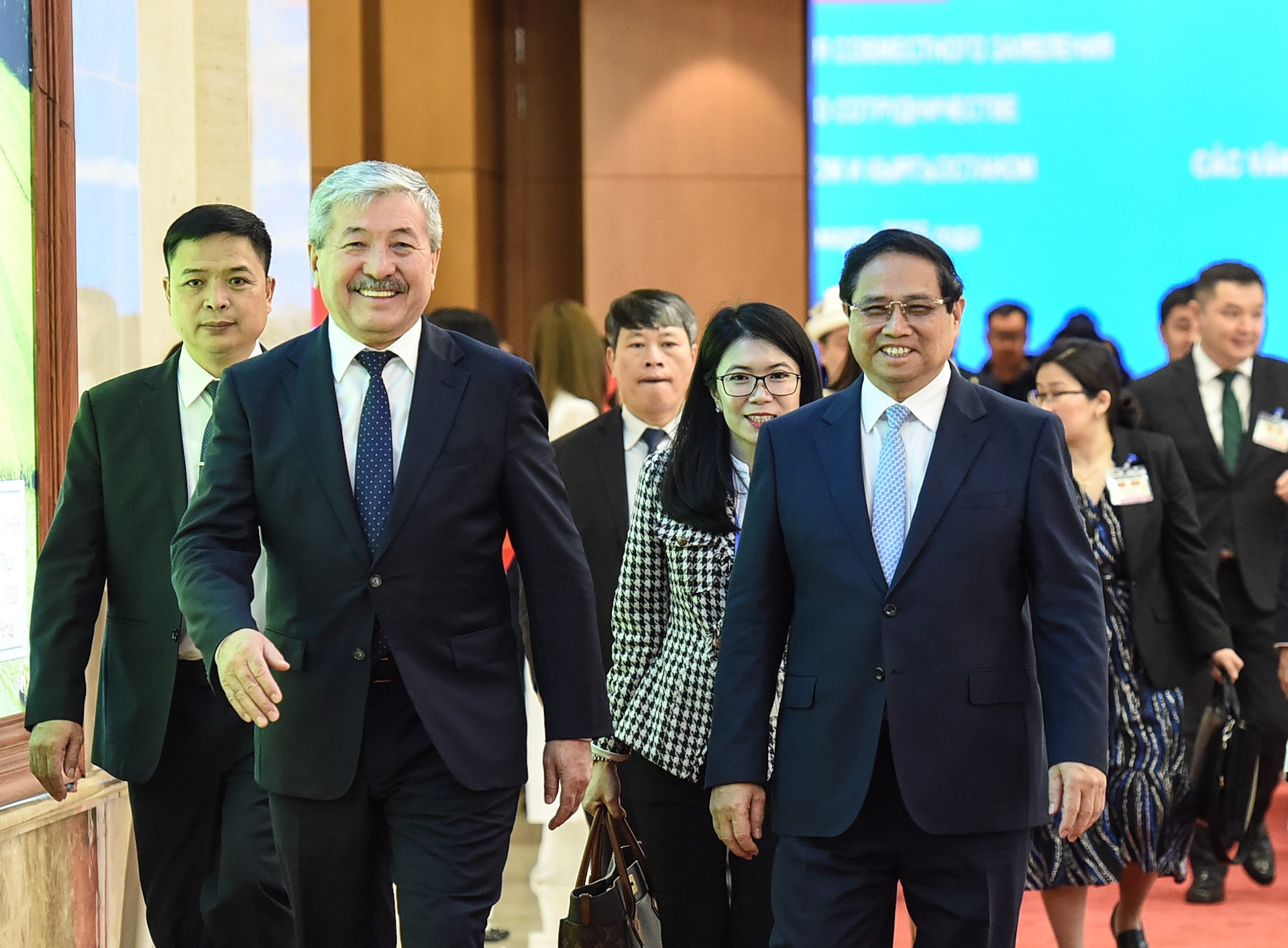 El premier Pham Minh Chinh y su par de Kirguistán, Adylbek Kasimalyev, en la ceremonia.