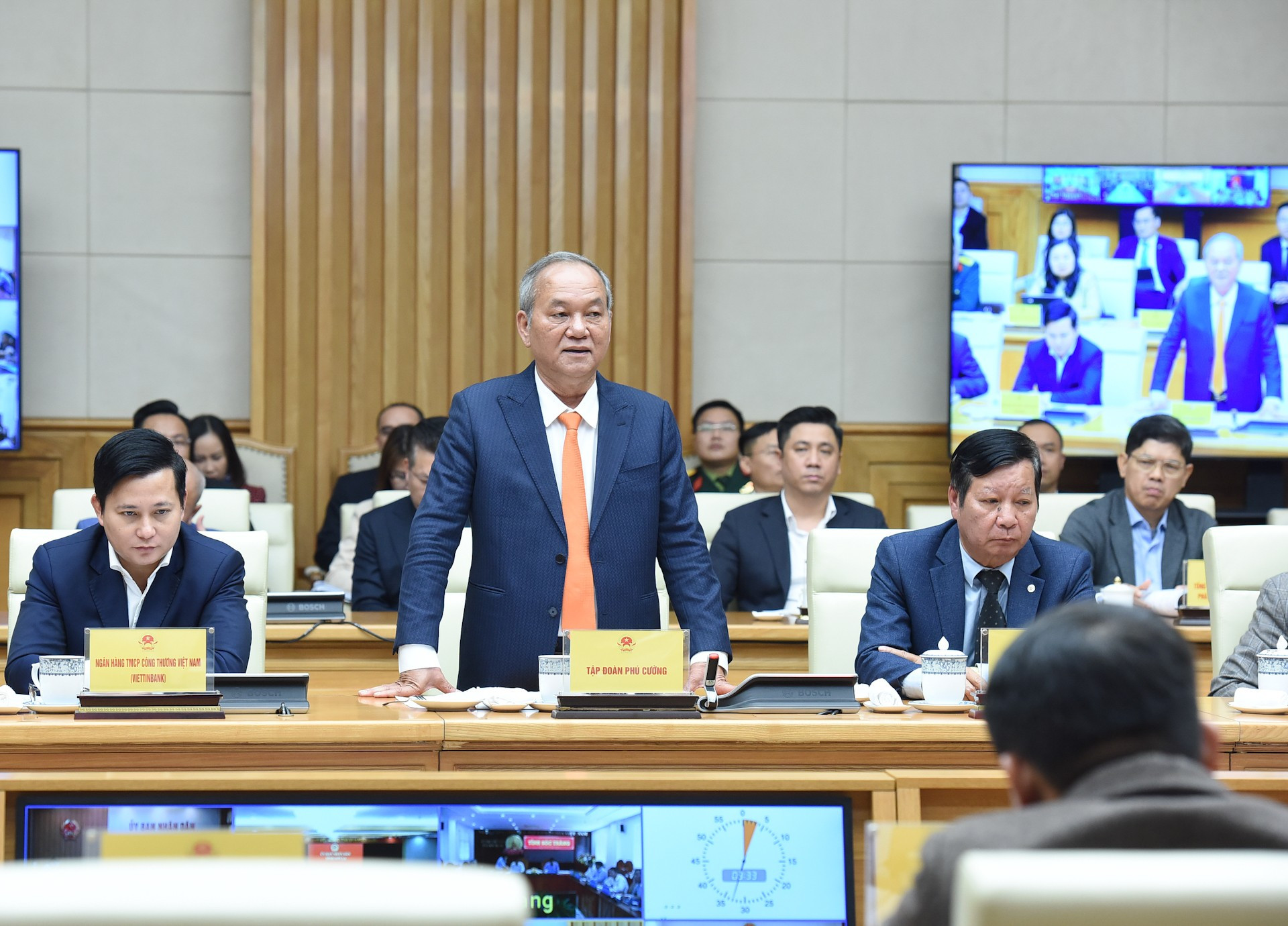 Un representante del Grupo de Phu Cuong presenta su opinión.