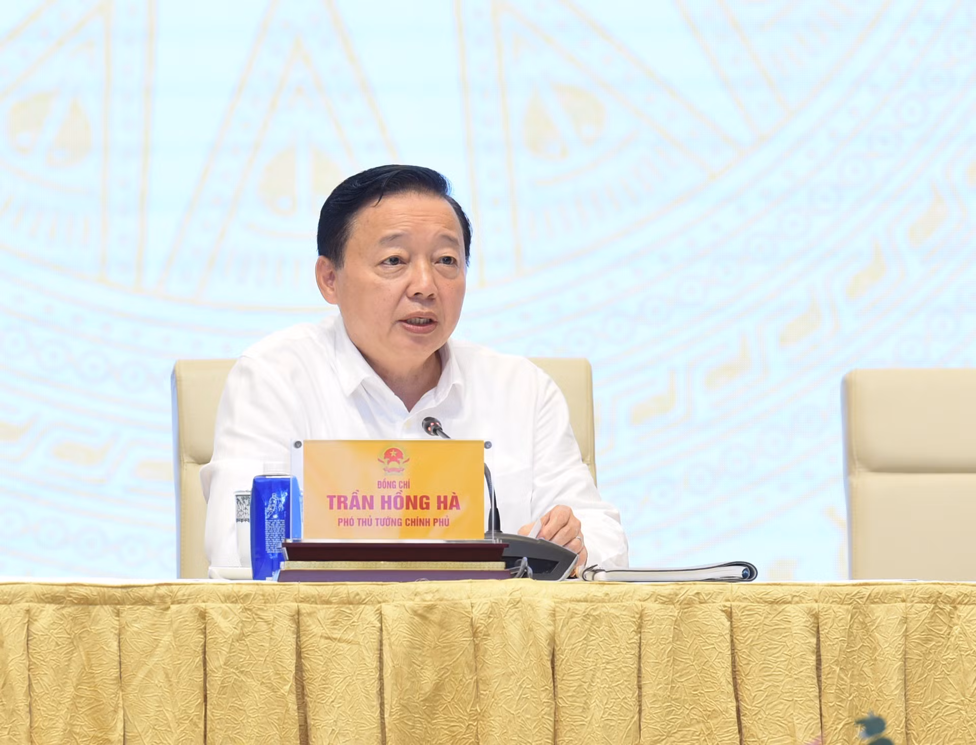 El vice premier Tran Hong Ha toma la palabra en la conferencia.