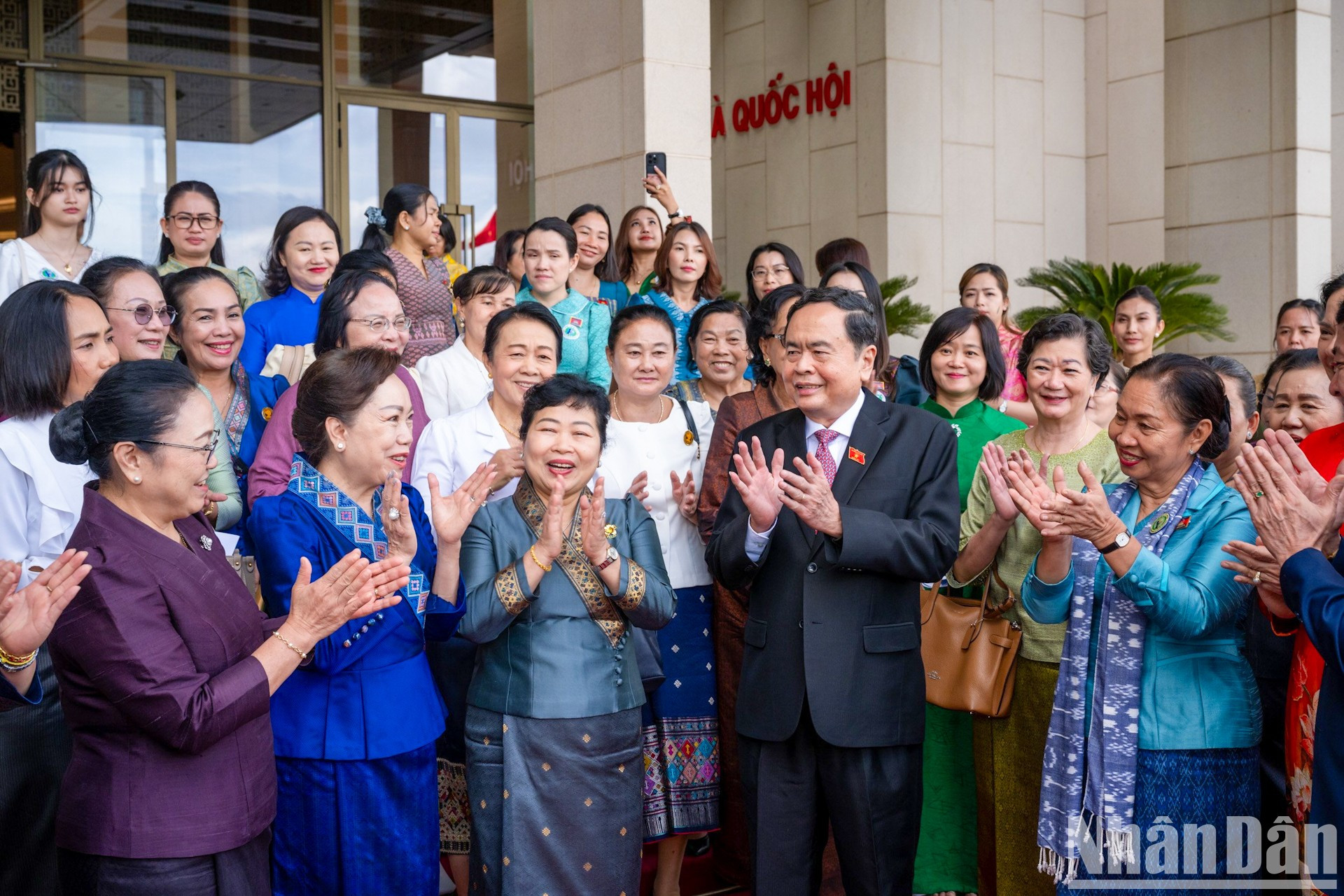 El presidente de la Asamblea Nacional de Vietnam, Tran Thanh Man, con miembros de la Unión de Mujeres y empresarias de Laos y Camboya. El presidente de la Asamblea Nacional de Vietnam, Tran Thanh Man, con miembros de la Unión de Mujeres y empresarias de Laos y Camboya.