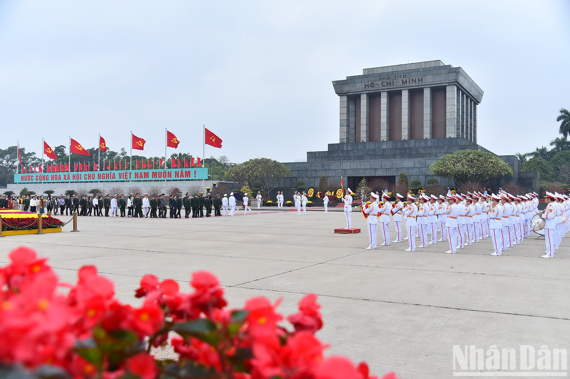Vista del acto de rendir homenaje al Presidente Ho Chi Minh en la Plaza de Ba Dinh. Vista del acto de rendir homenaje al Presidente Ho Chi Minh en la Plaza de Ba Dinh.