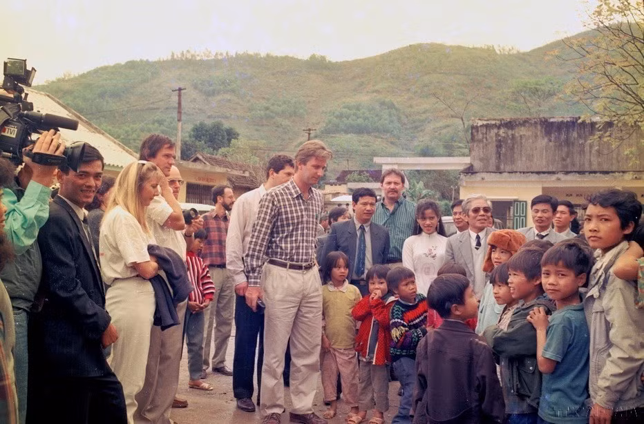 El 4 de diciembre de 1994, Felipe, príncipe heredero de Bélgica, visita el distrito de Da Bac, provincia norvietnamita de Hoa Binh. (Foto: VNA) El 4 de diciembre de 1994, Felipe, príncipe heredero de Bélgica, visita el distrito de Da Bac, provincia norvietnamita de Hoa Binh. (Foto: VNA)