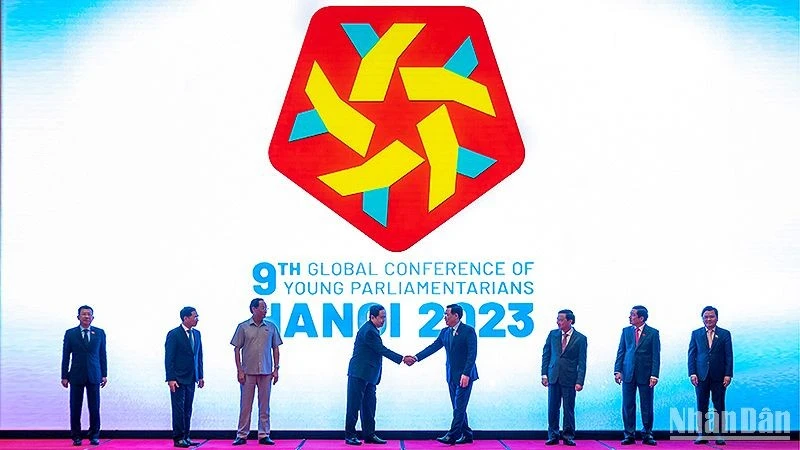 El presidente de la Asamblea Nacional de Vietnam, Vuong Dinh Hue, y delegados en la ceremonia.