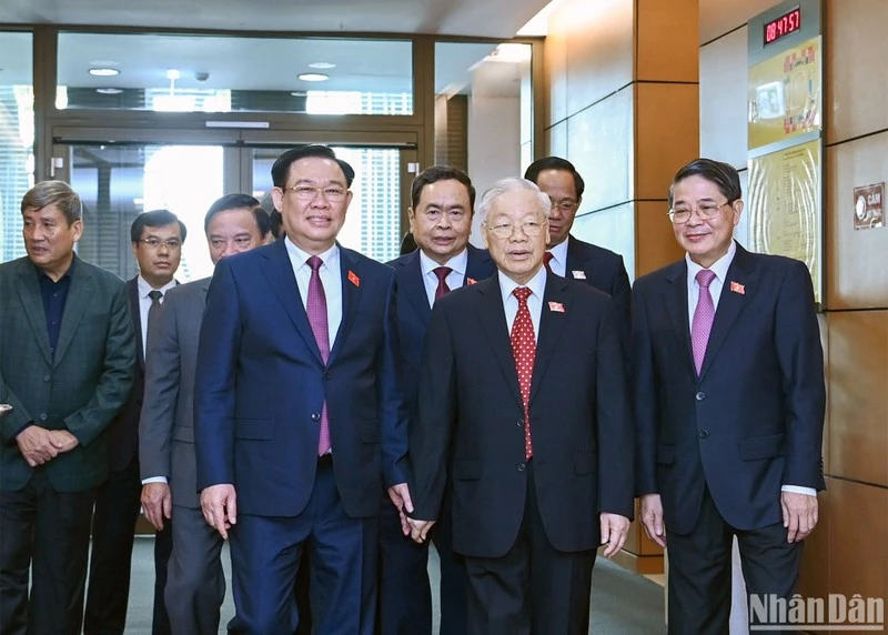 El secretario general del PCV, Nguyen Phu Trong, el presidente de la Asamblea Nacional, Vuong Dinh Hue, y otros dirigentes llegan a la sesión.