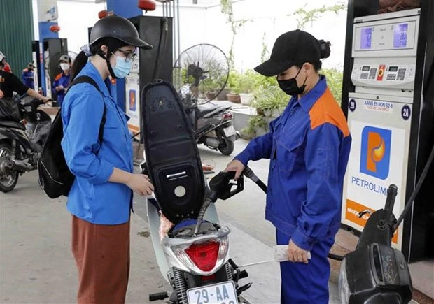El petróleo es un combustible importante para garantizar la producción y el consumo. (Fotografía: VNA)