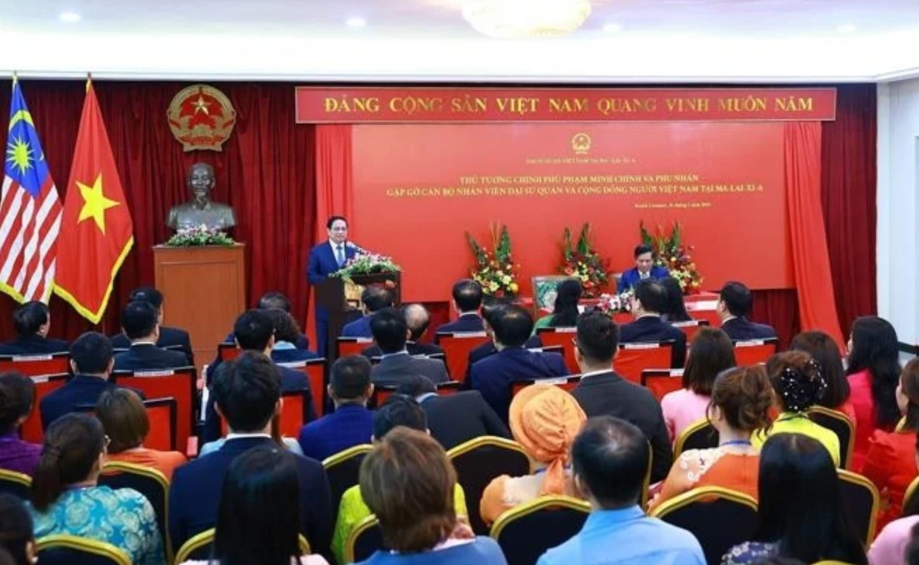 El primer ministro Pham Minh Chinh habla en una reunión con la comunidad vietnamita en Malasia el 25 de mayo. (Foto: VNA)
