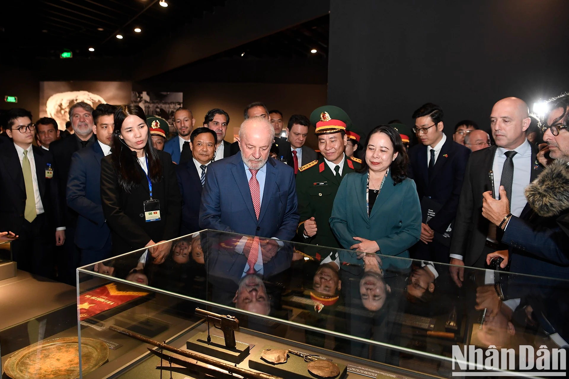 La vicepresidenta vietnamita, Vo Thi Anh Xuan, y el presidente brasileño, Luiz Inácio Lula da Silva, visitan el Museo de Historia Militar de Vietnam. (Foto: Nhan Dan)