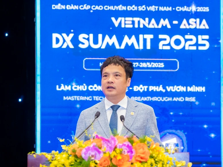Nguyen Van Khoa, presidente de VINASA, pronuncia el discurso inaugural de la cumbre. (Foto: VGP)