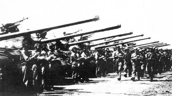 El Ejército de Liberación prepara sus fuerzas antes de la ofensiva general sobre Saigón-Gia Dinh con el espíritu de "Velocidad, audacia, sorpresa, victoria segura", el 26 de abril de 1975. (Foto: Archivo de VNA)